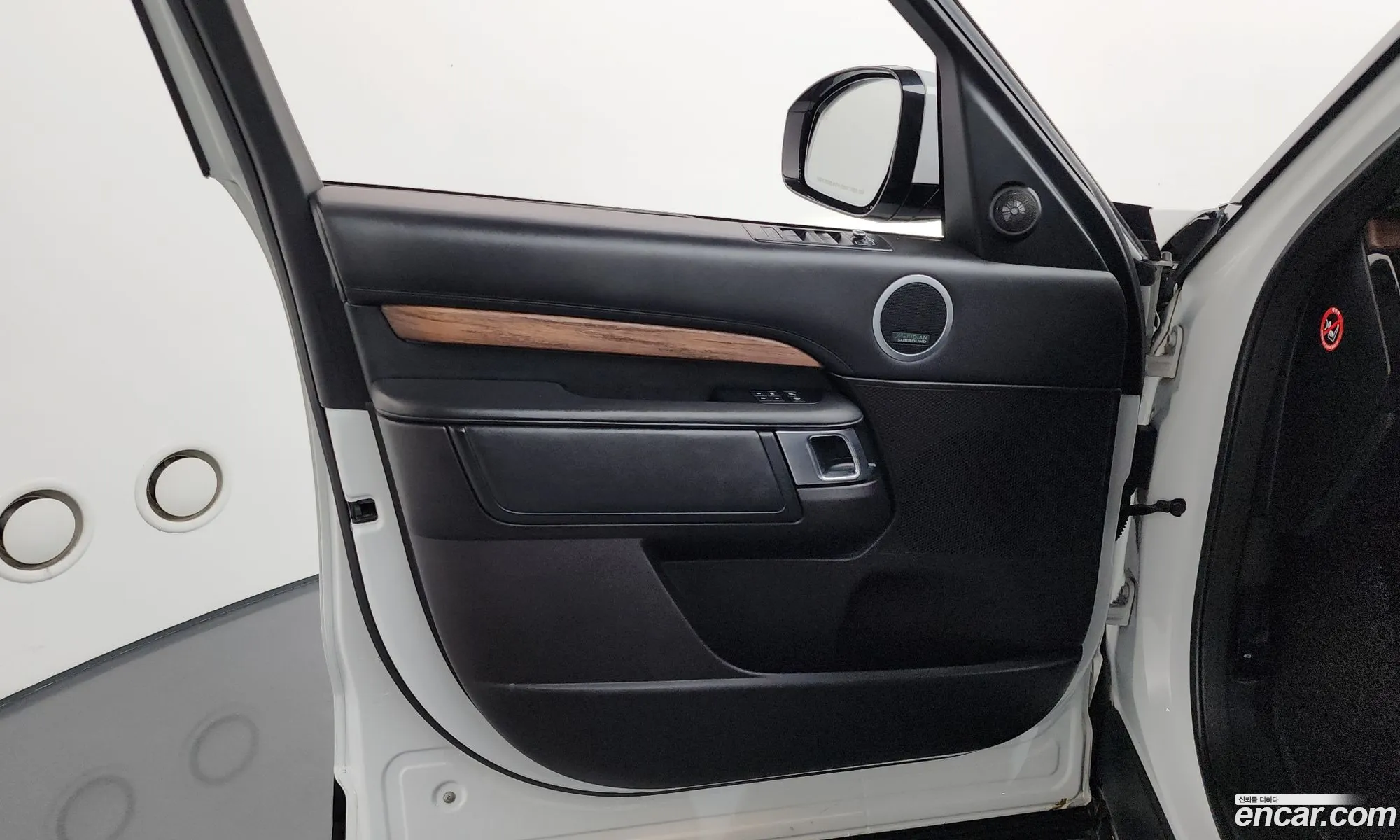 Land Rover Discovery 5 2018 SALRA2BK111111111 — 25