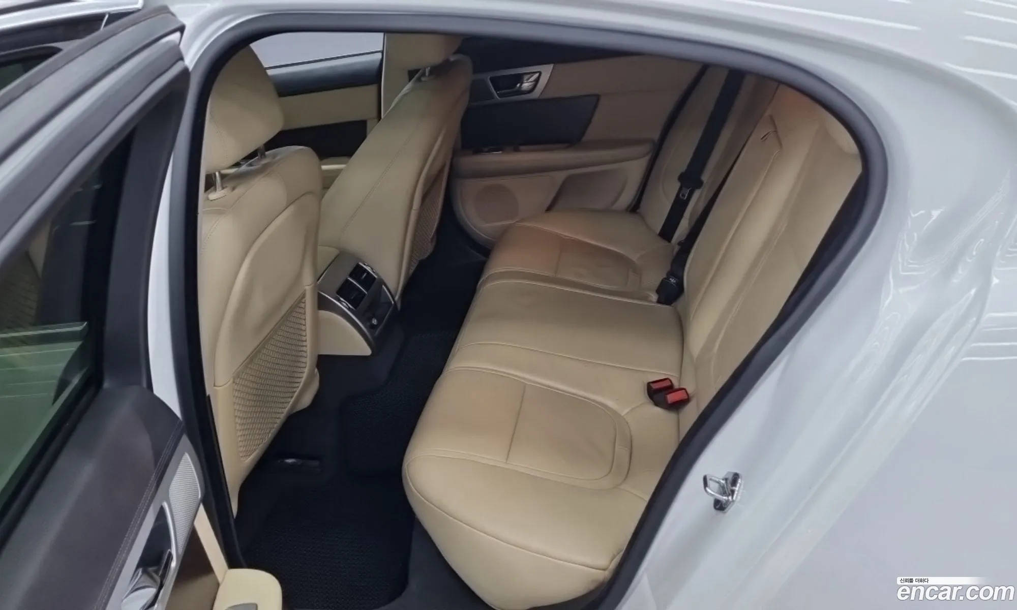 Jaguar XF 2013 — 17