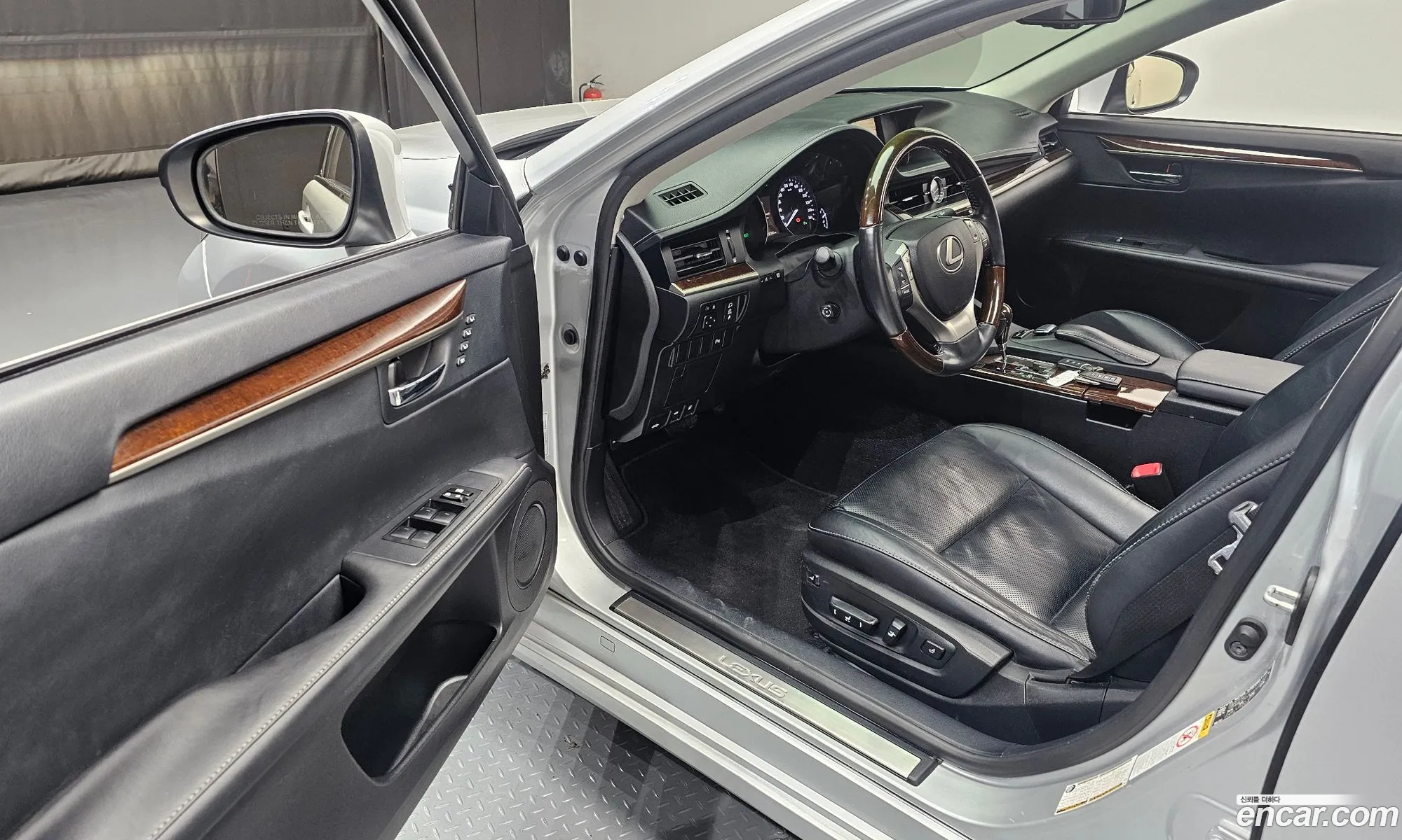 Lexus ES300h 2013 — 17
