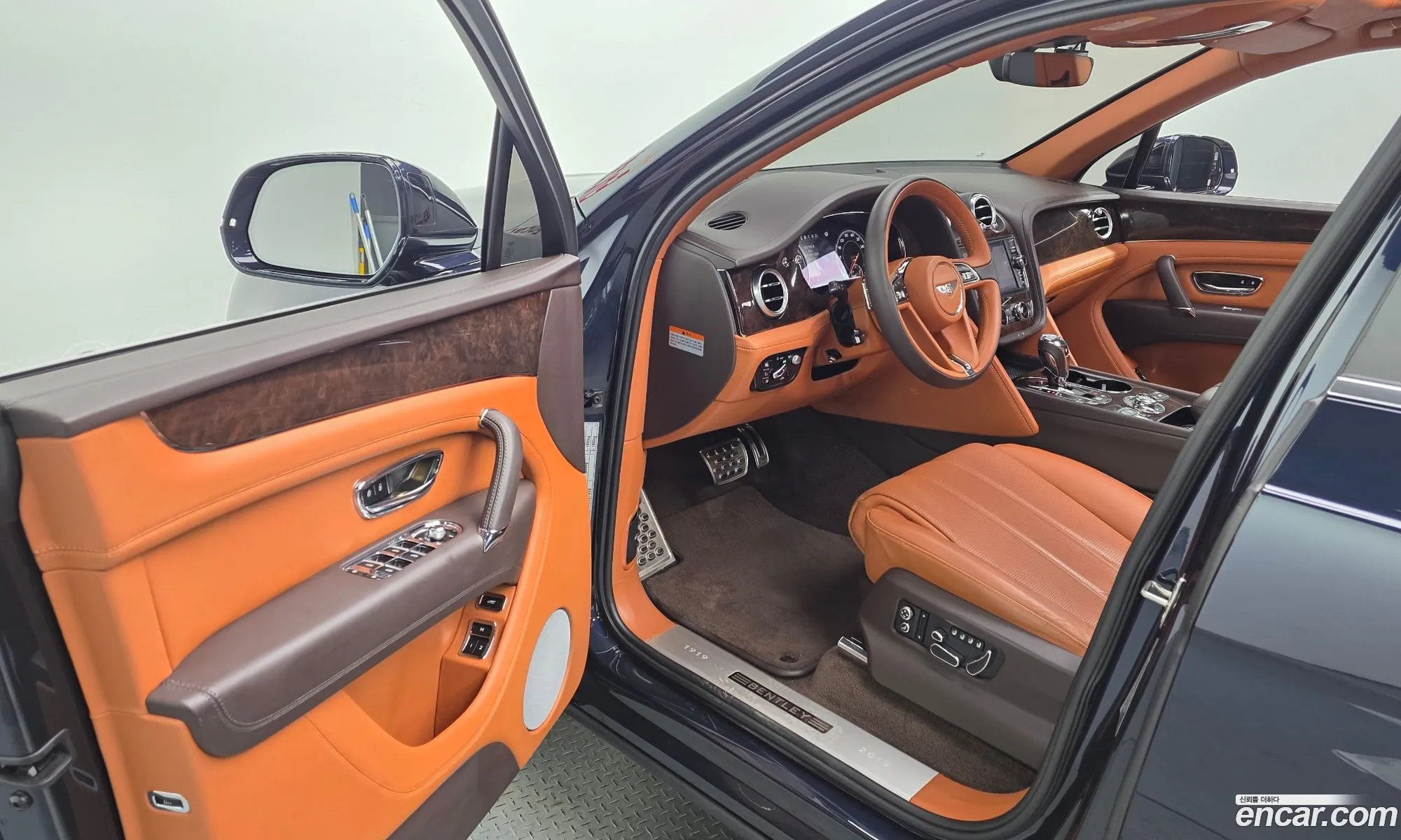Bentley Bentayga 2019 SJAAM14V3KC027460 — 18