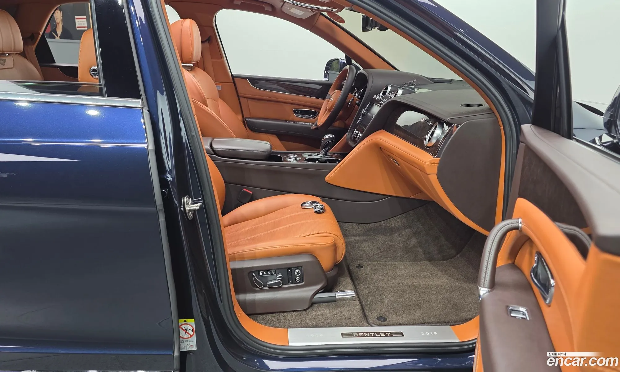 Bentley Bentayga 2019 SJAAM14V3KC027460 — 13
