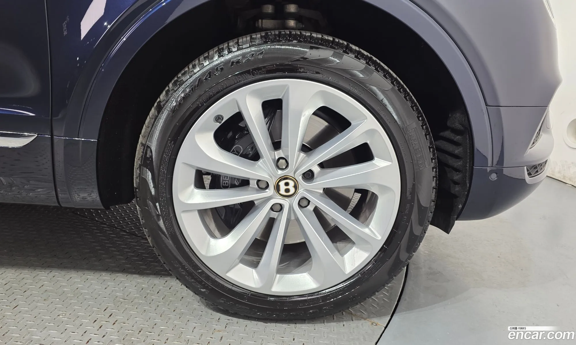 Bentley Bentayga 2019 SJAAM14V3KC027460 — 9