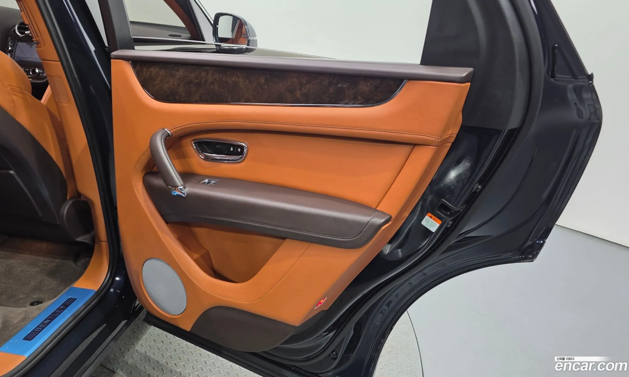 Bentley Bentayga 2019 SJAAM14V3KC027460 — 6