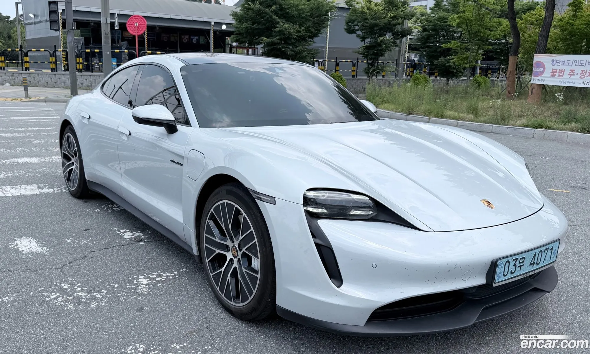 Porsche Taycan 2021 — 2