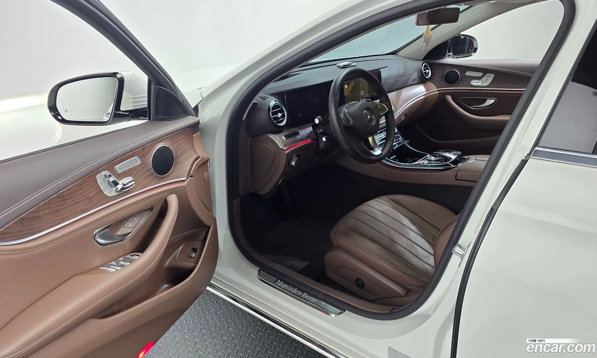 Mercedes-Benz E-Class W213 2016 WDDZF4JB7HA042447 — 3