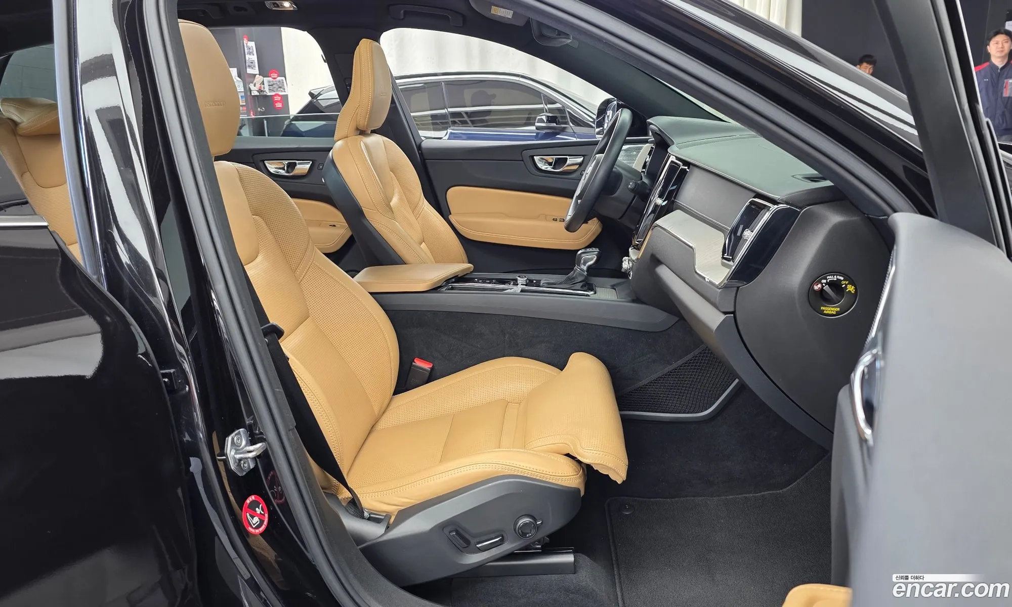 Volvo XC60 2018 YV1UZA22CK1215977 — 19
