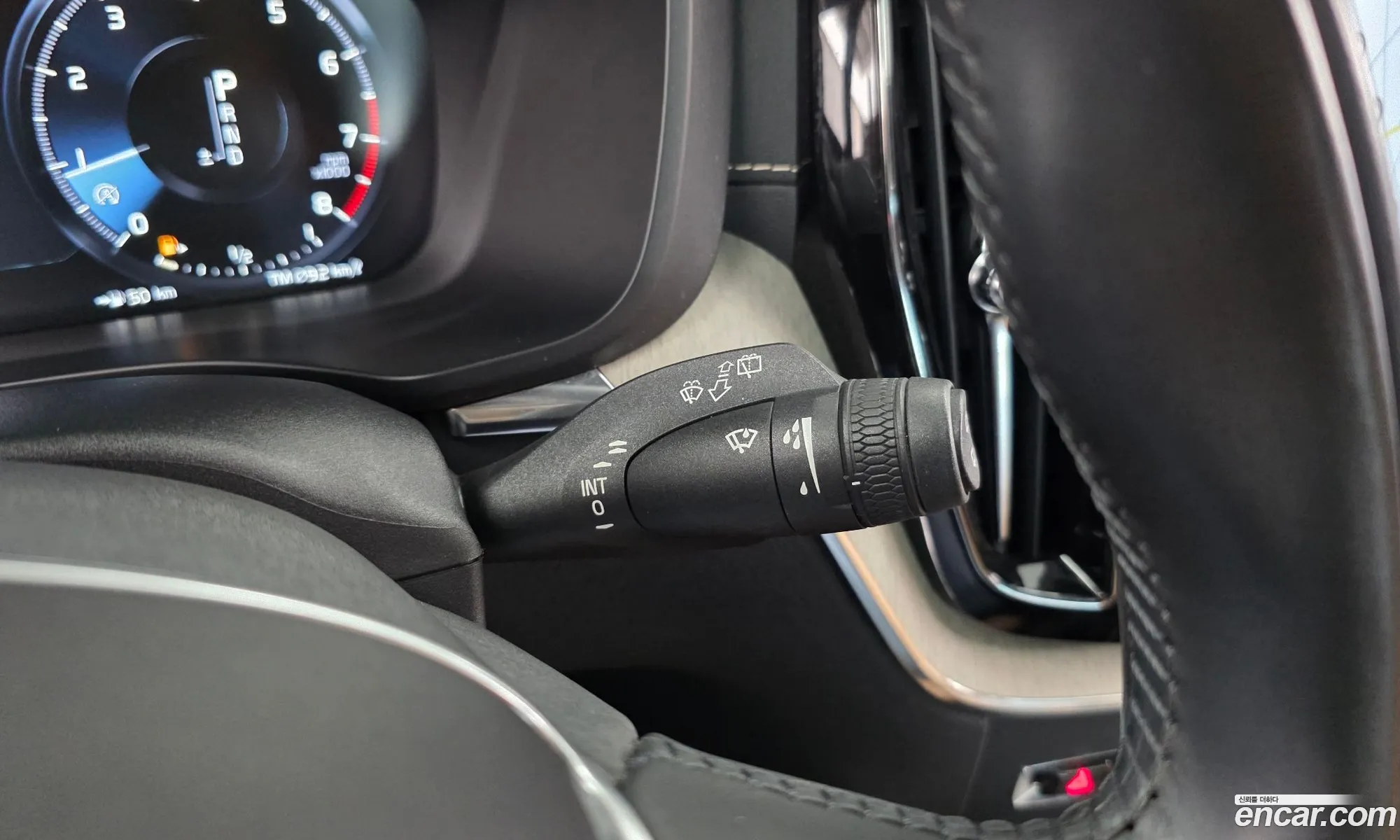 Volvo XC60 2018 YV1UZA22CK1215977 — 7