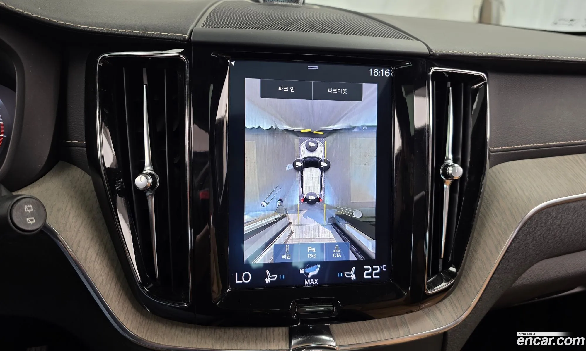 Volvo XC60 2018 YV1UZA22CK1215977 — 29