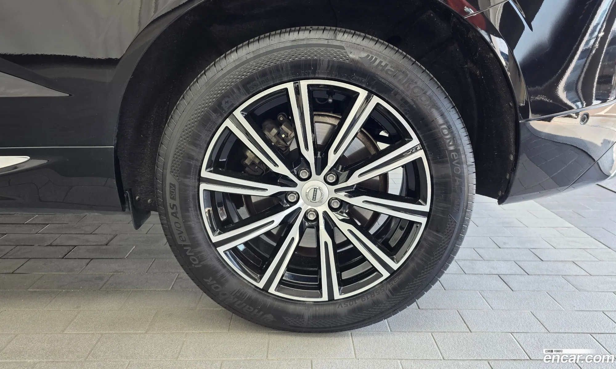 Volvo XC60 2018 YV1UZA22CK1215977 — 12