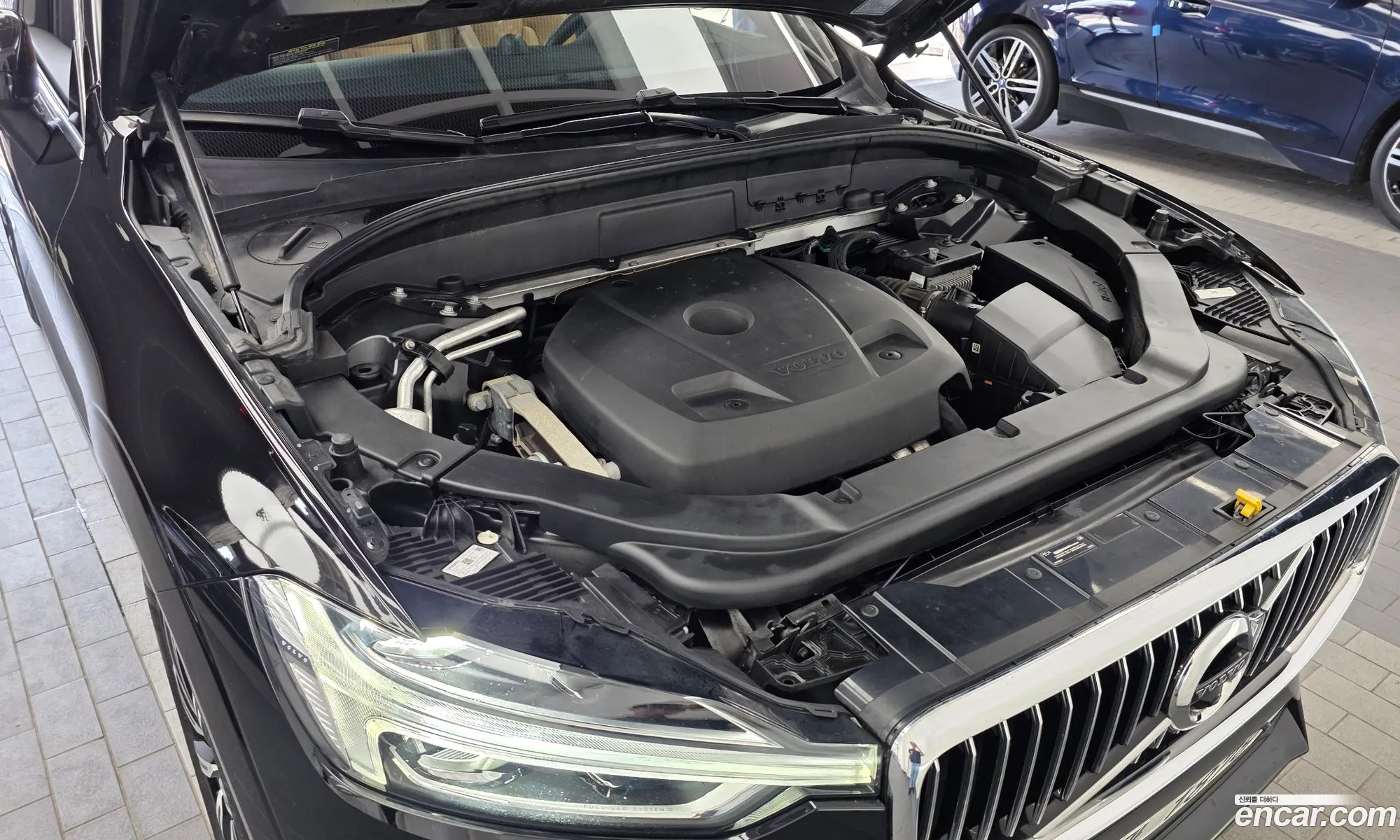 Volvo XC60 2018 YV1UZA22CK1215977 — 27