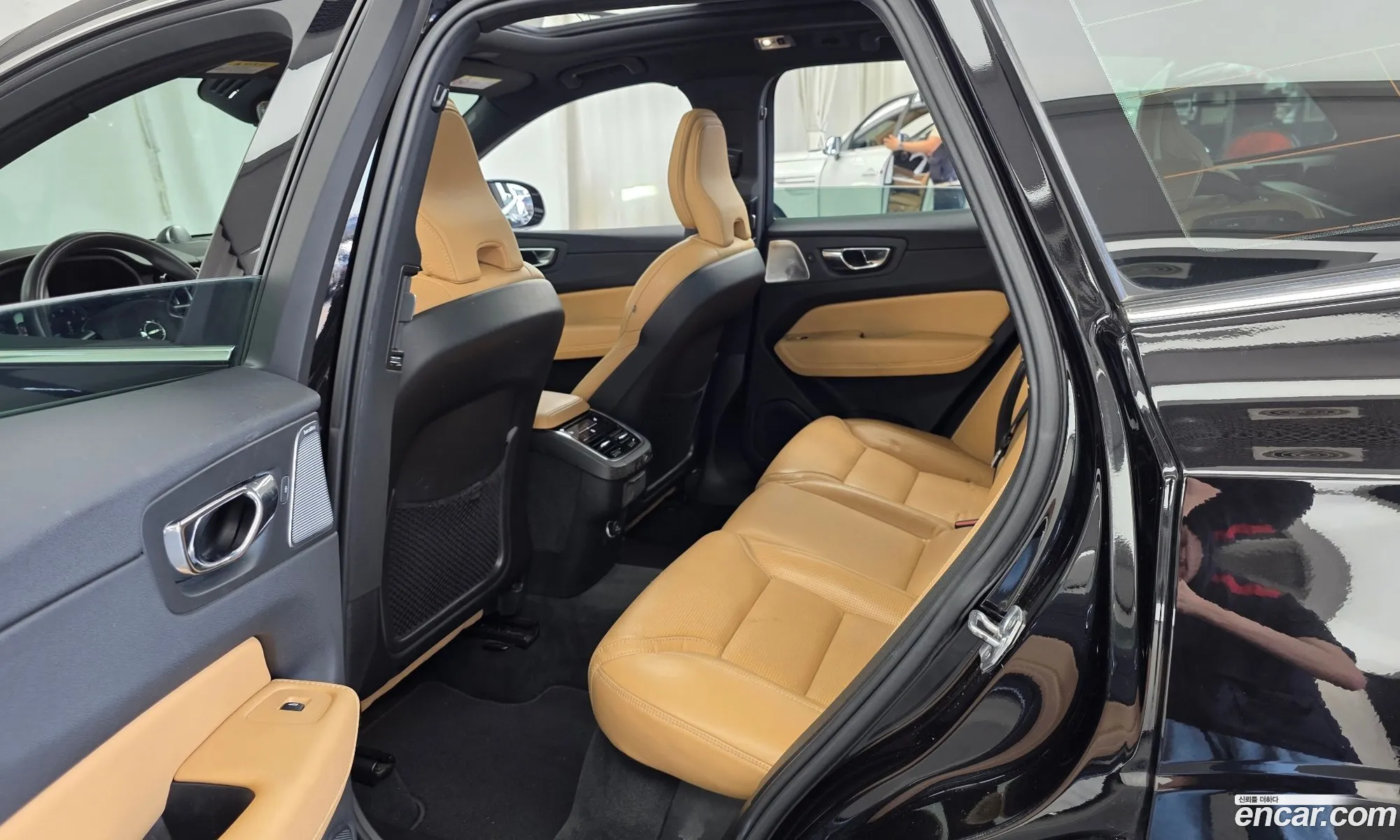 Volvo XC60 2018 YV1UZA22CK1215977 — 2