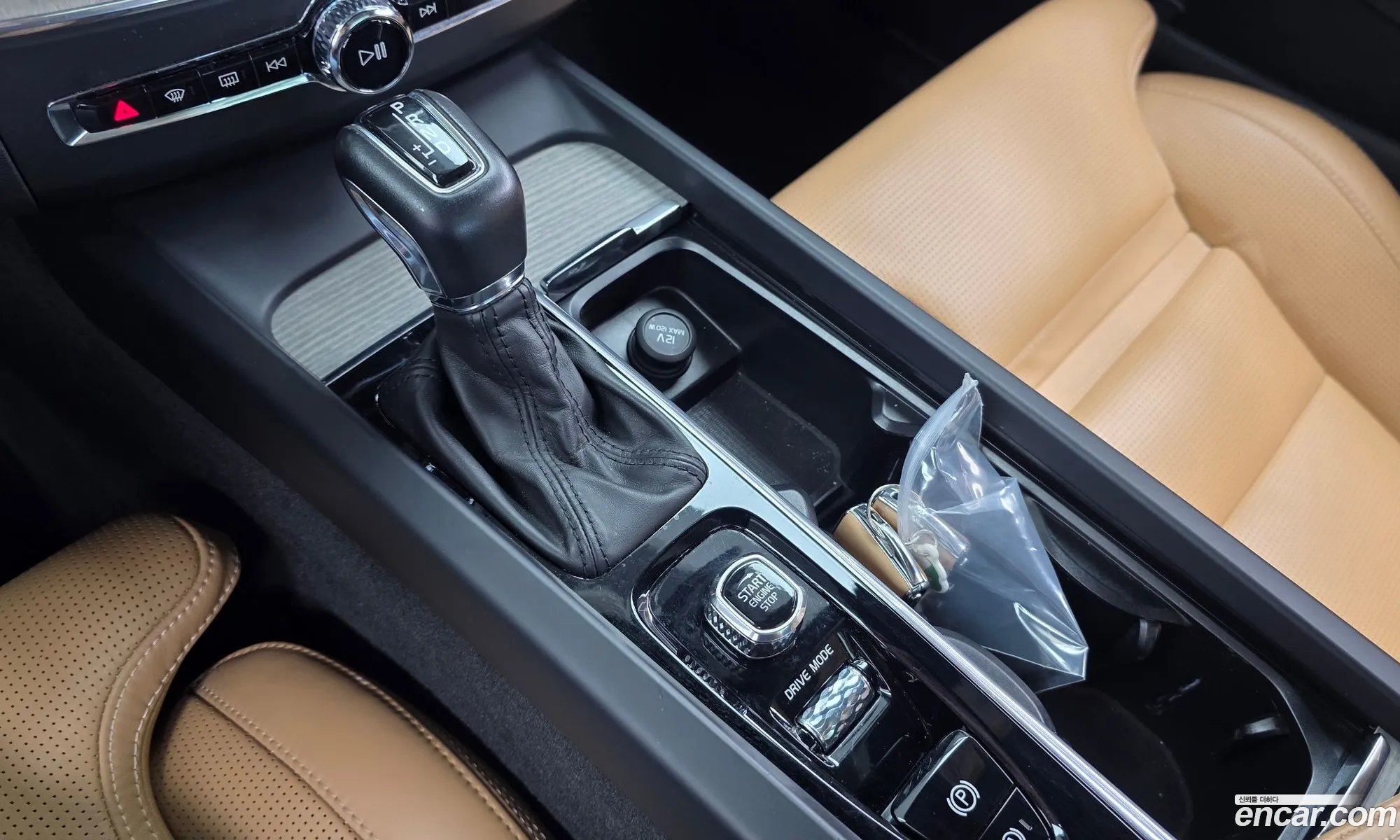 Volvo XC60 2018 YV1UZA22CK1215977 — 15