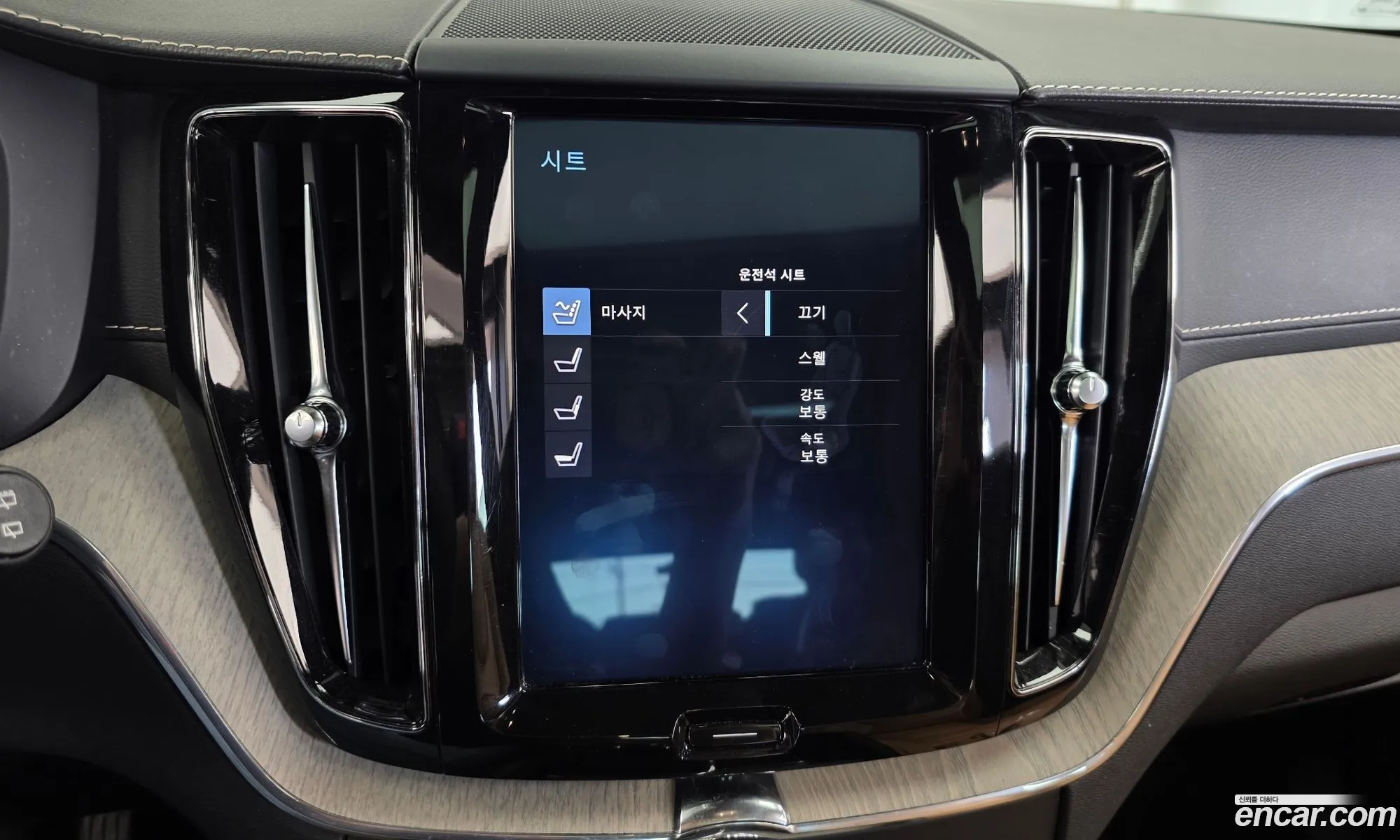 Volvo XC60 2018 YV1UZA22CK1215977 — 23