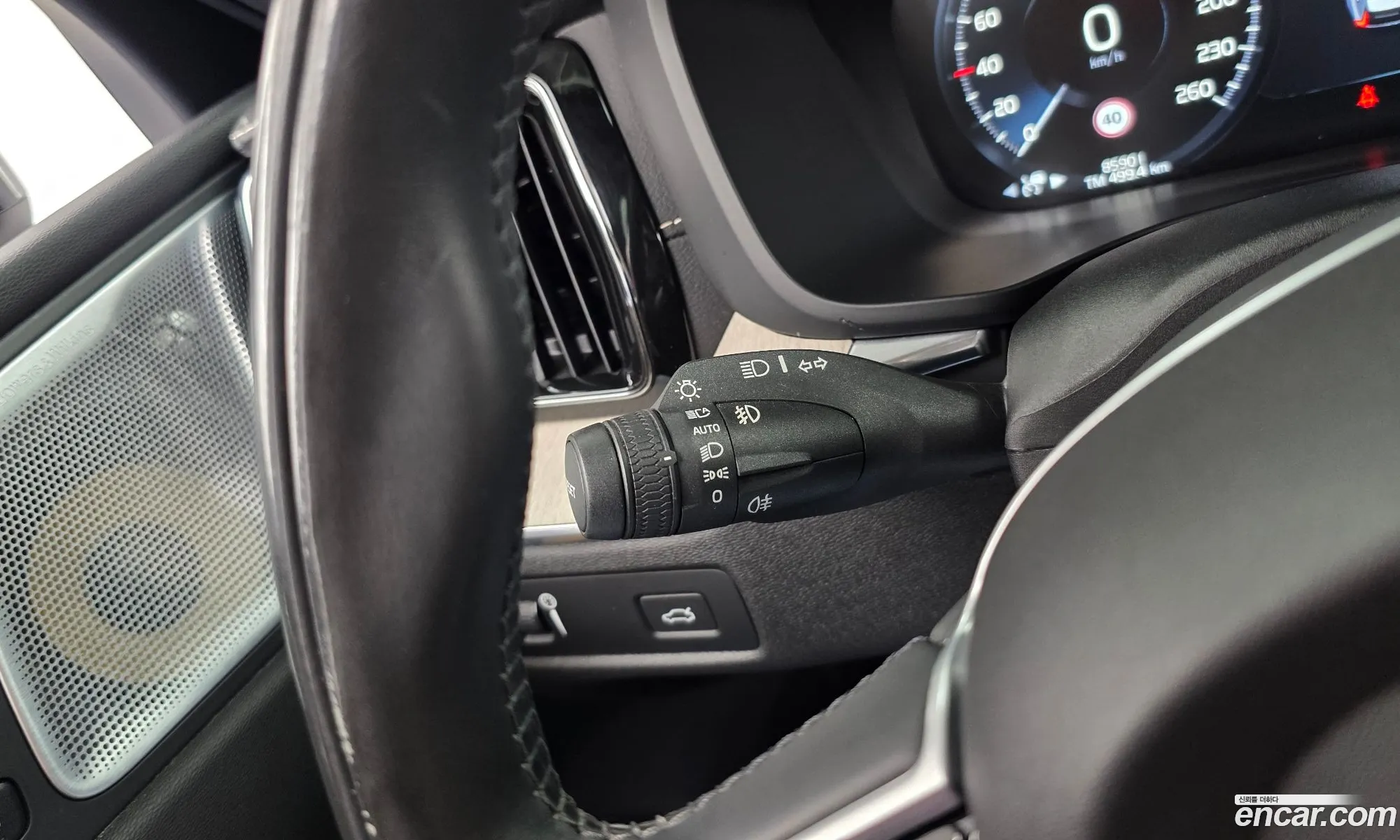 Volvo XC60 2018 YV1UZA22CK1215977 — 9