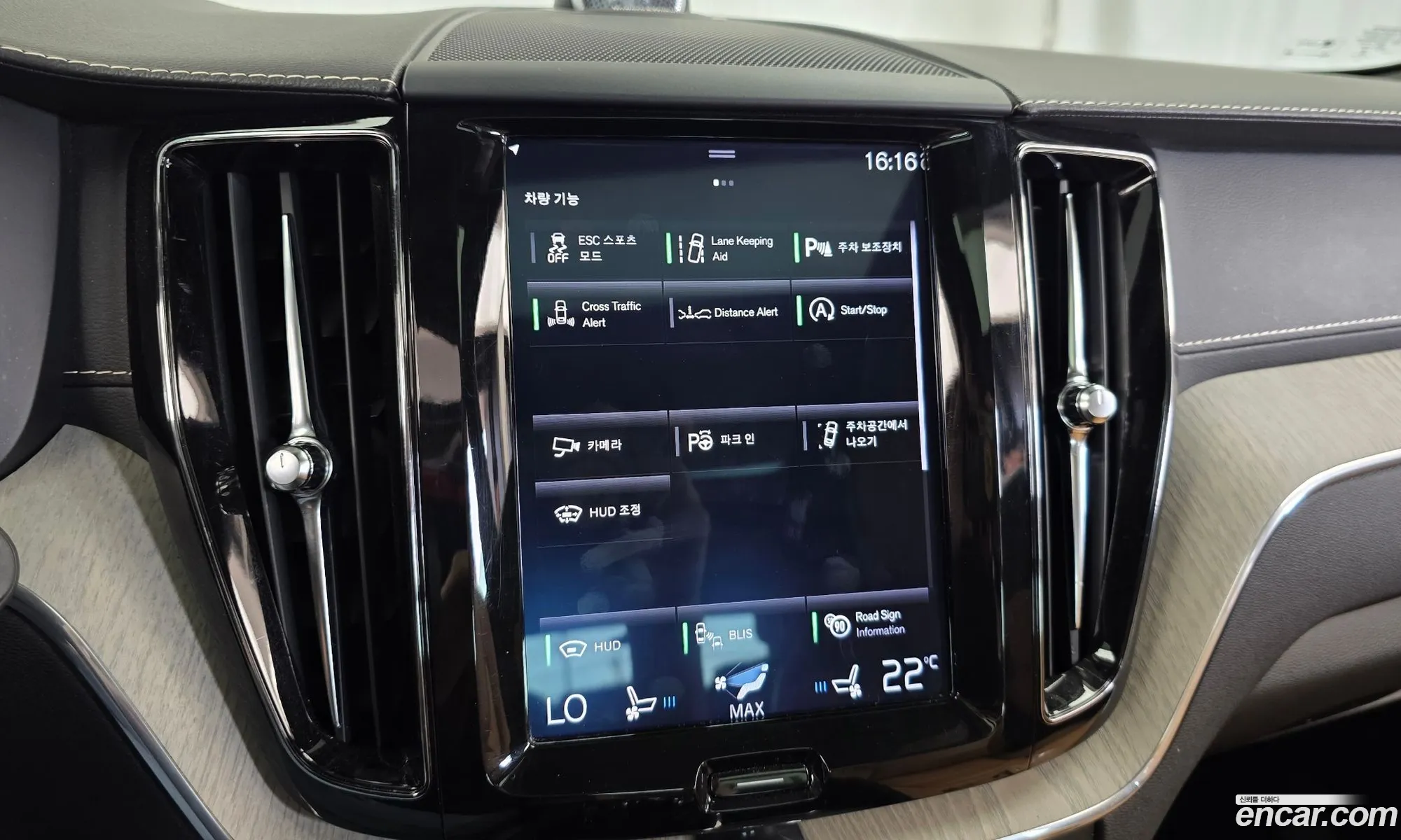 Volvo XC60 2018 YV1UZA22CK1215977 — 26