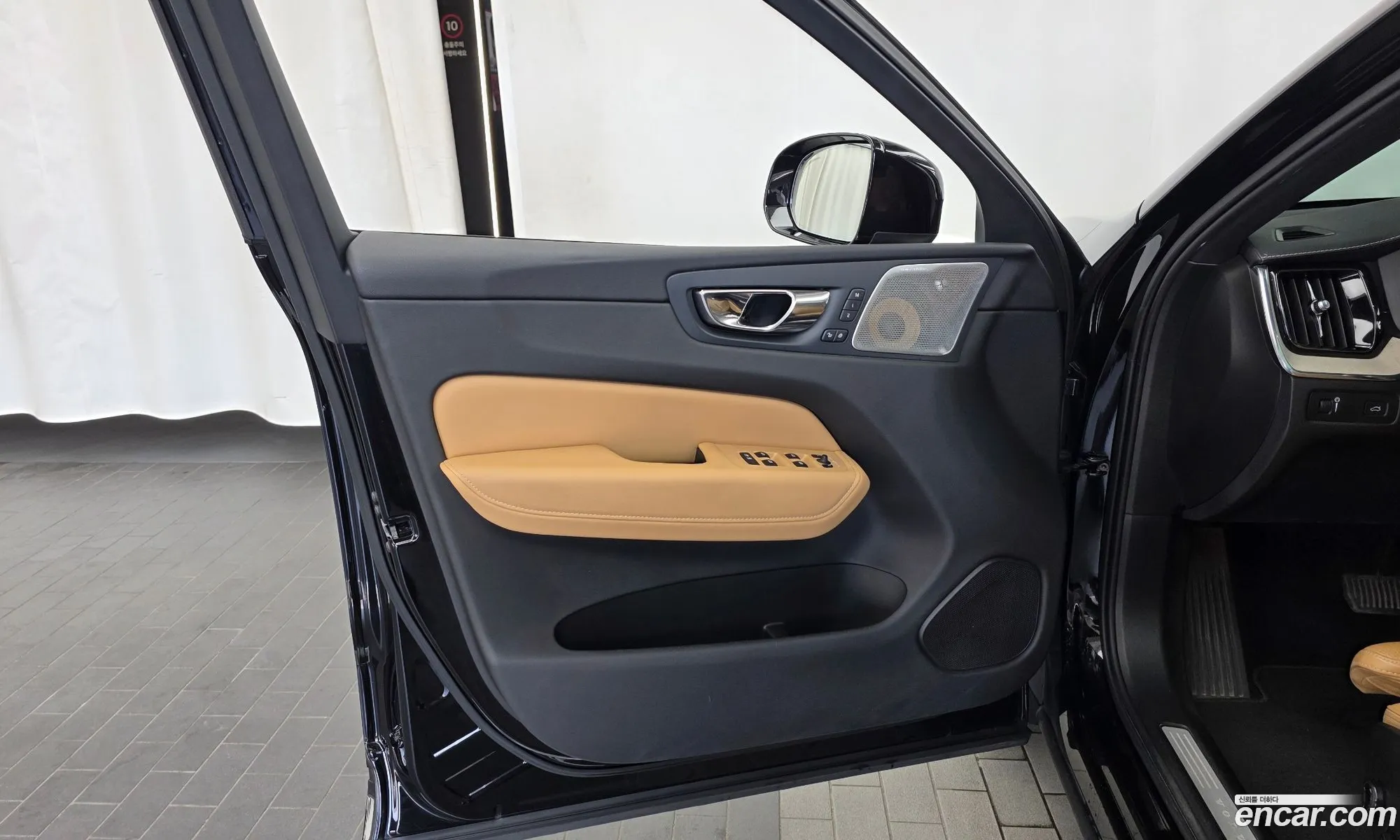 Volvo XC60 2018 YV1UZA22CK1215977 — 5