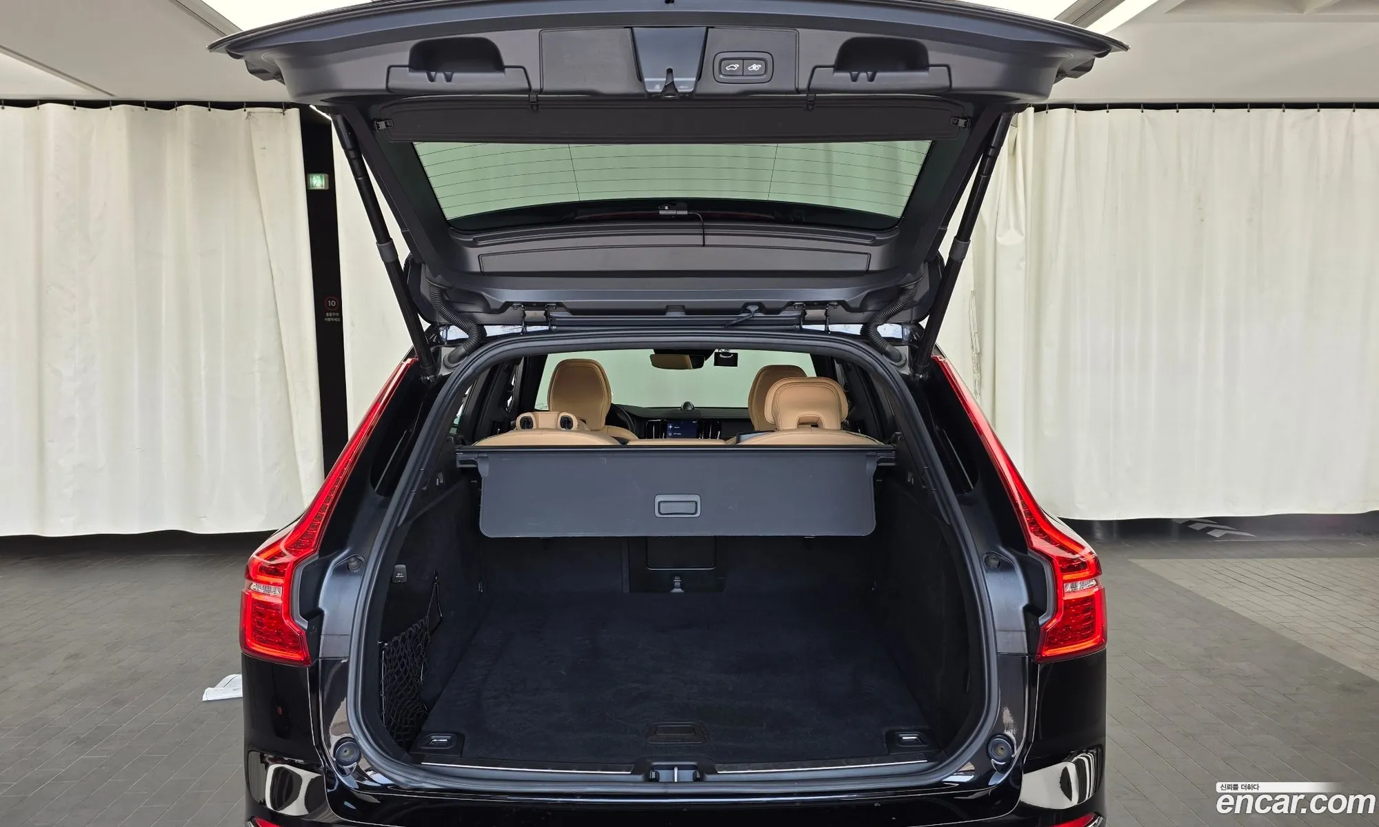 Volvo XC60 2018 YV1UZA22CK1215977 — 13