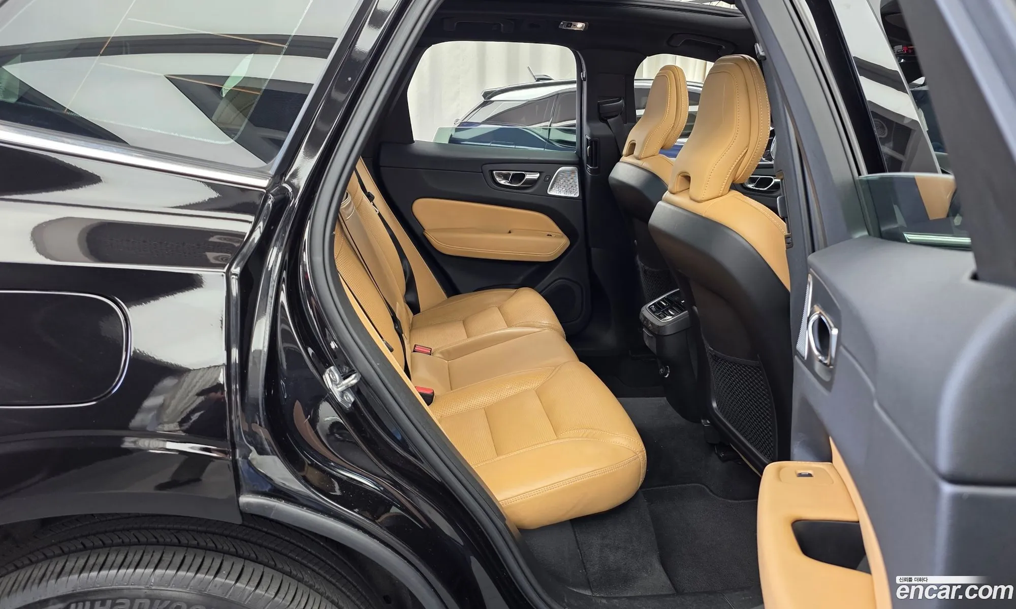 Volvo XC60 2018 YV1UZA22CK1215977 — 30