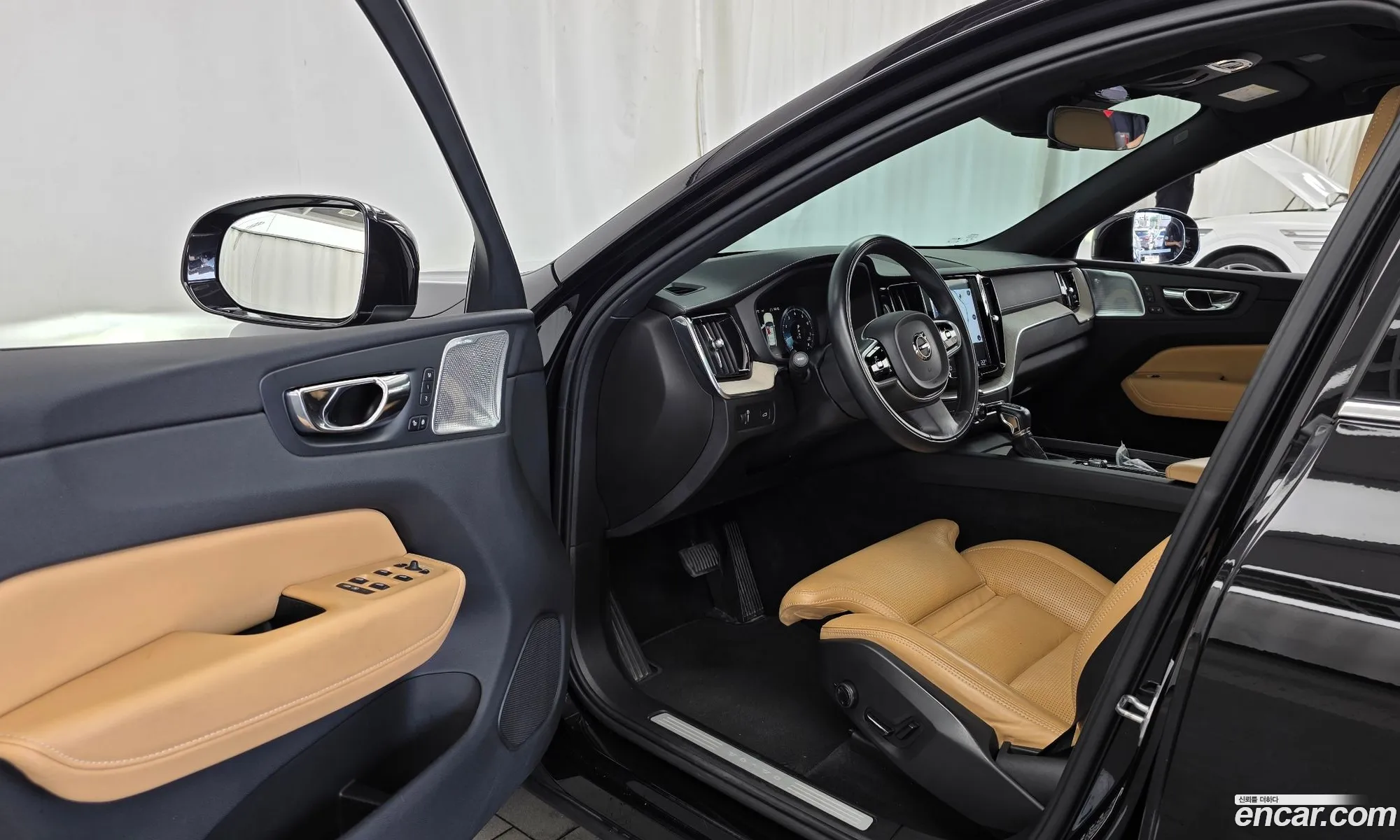 Volvo XC60 2018 YV1UZA22CK1215977 — 28