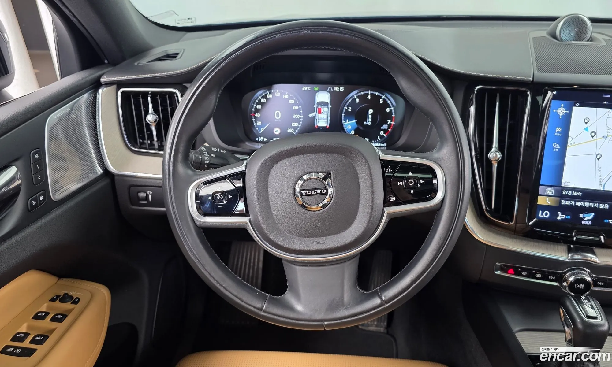 Volvo XC60 2018 YV1UZA22CK1215977 — 11
