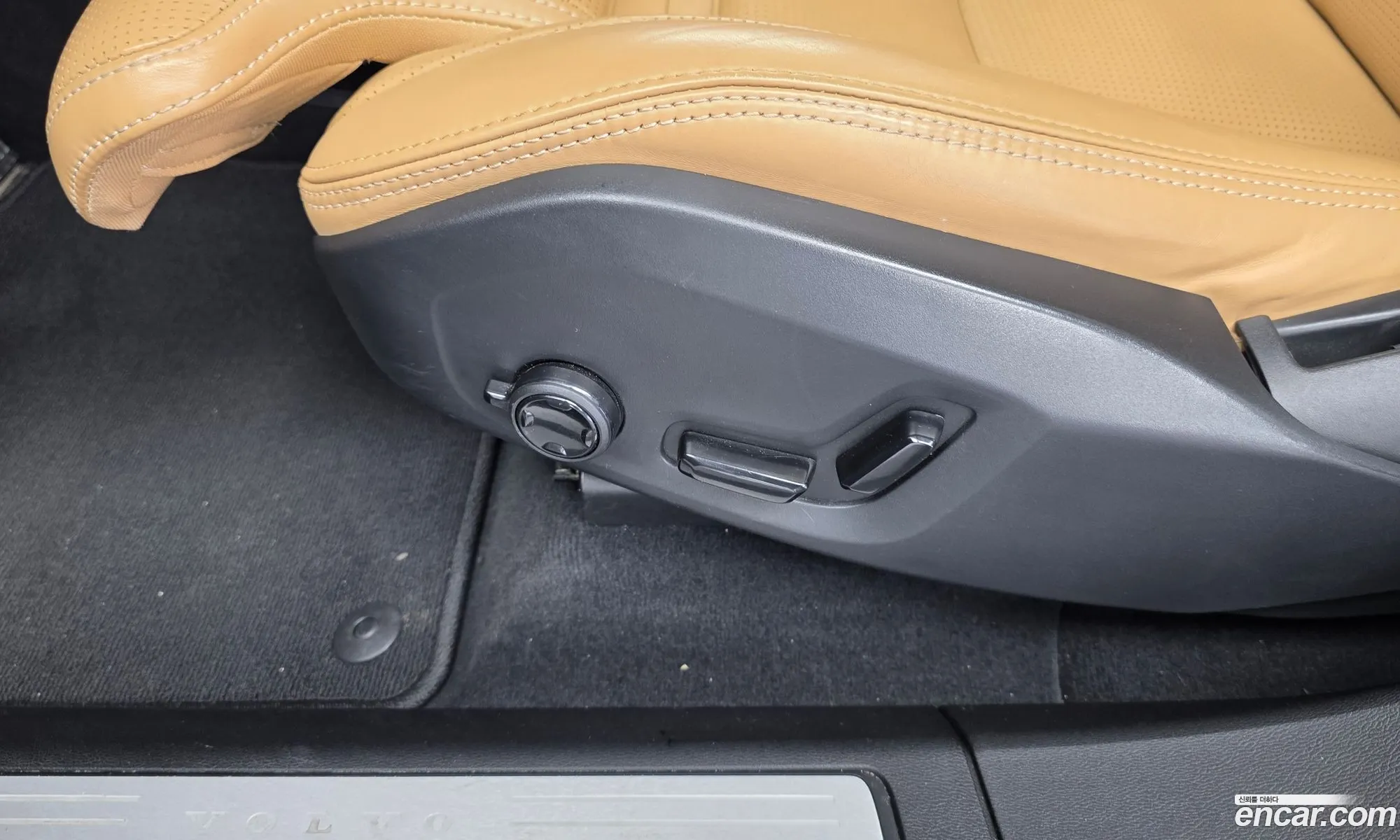 Volvo XC60 2018 YV1UZA22CK1215977 — 21