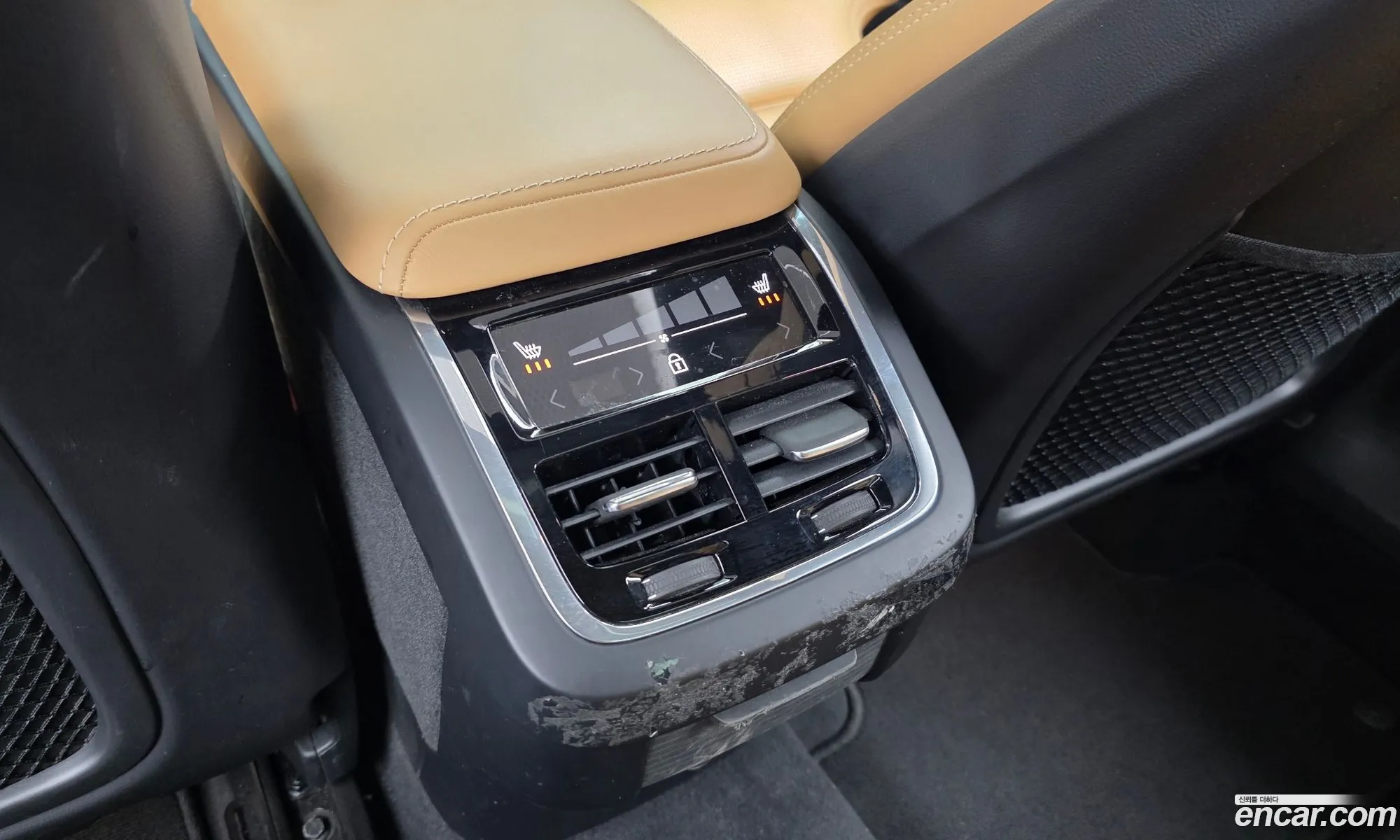 Volvo XC60 2018 YV1UZA22CK1215977 — 17