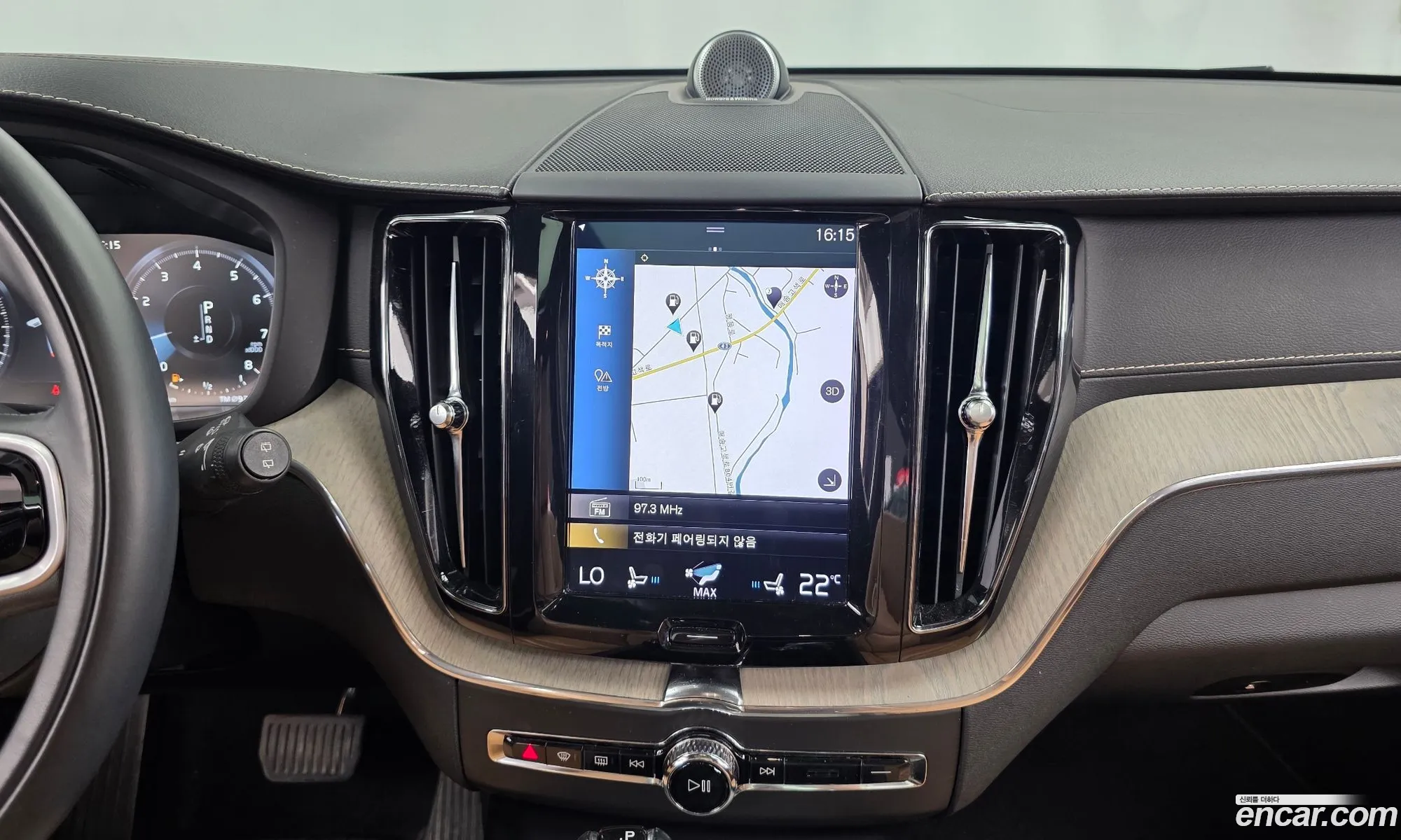 Volvo XC60 2018 YV1UZA22CK1215977 — 32