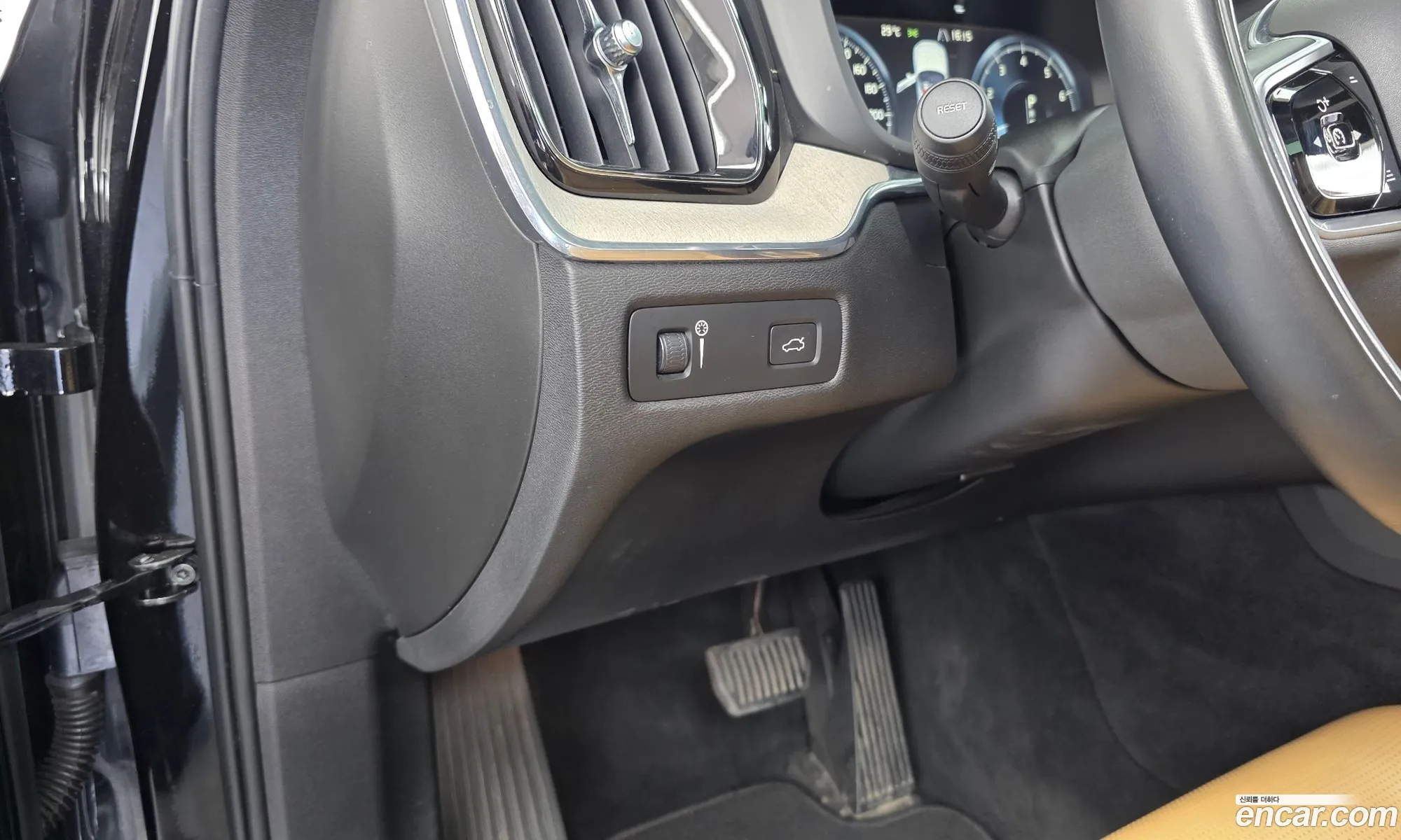 Volvo XC60 2018 YV1UZA22CK1215977 — 8
