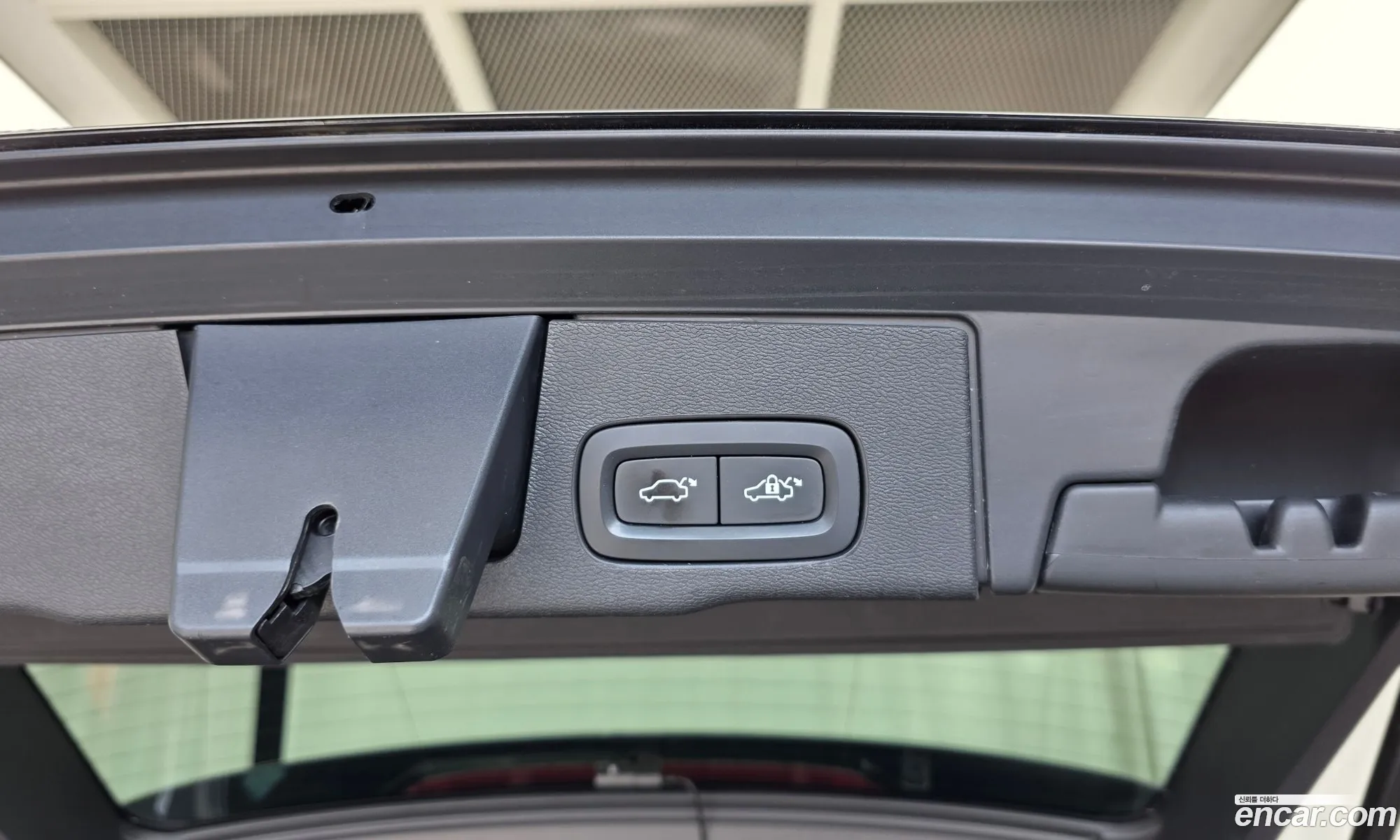 Volvo XC60 2018 YV1UZA22CK1215977 — 22
