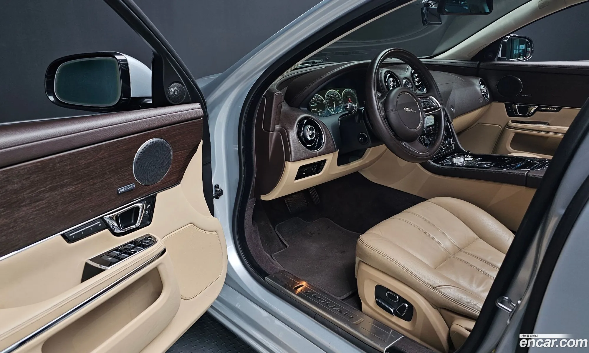 Jaguar XJ 2014 SAJAA10S2EPV70185 — 19