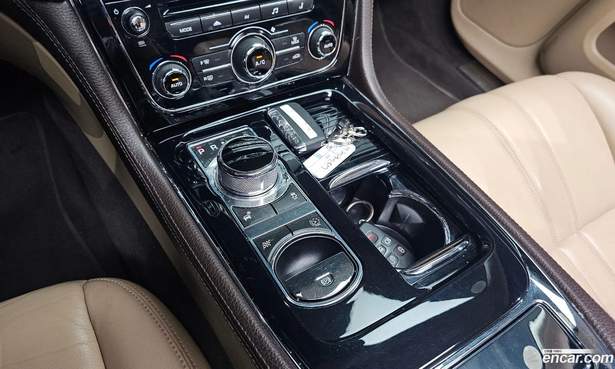 Jaguar XJ 2014 SAJAA10S2EPV70185 — 16