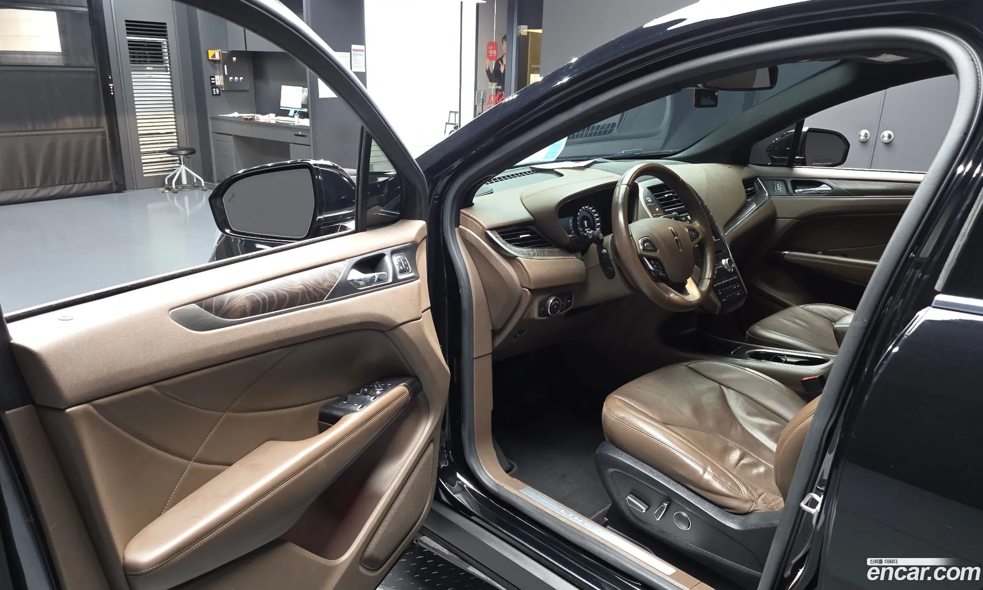 Lincoln MKC 2017 5LMCJ3D95HUL15281 — 9