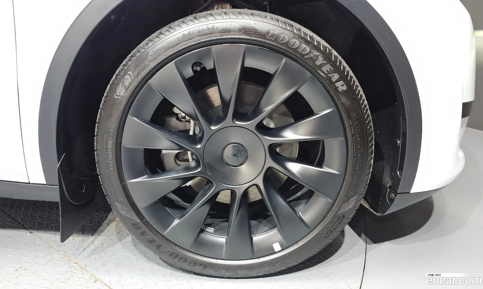 Tesla Model Y 2024 — 2