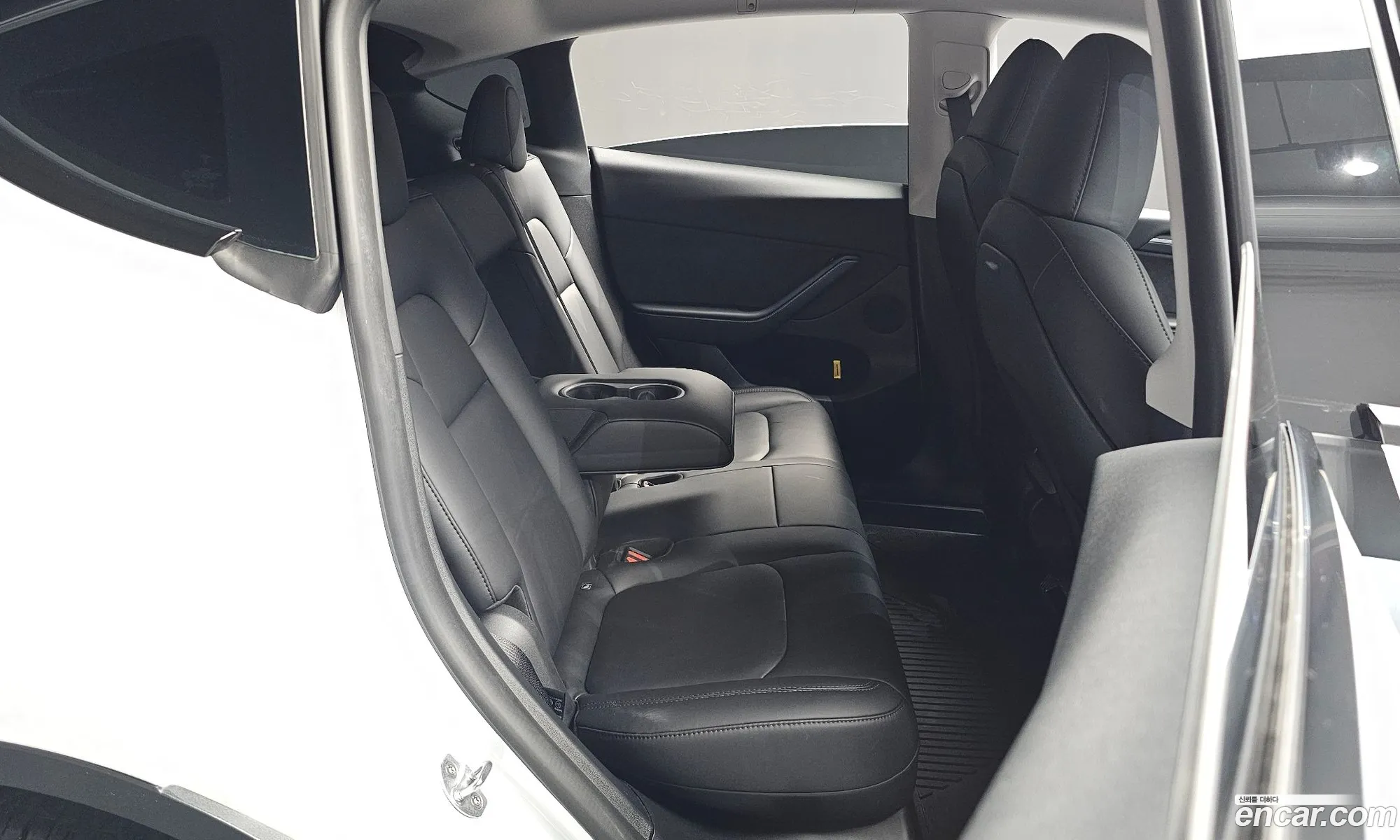 Tesla Model Y 2024 — 12