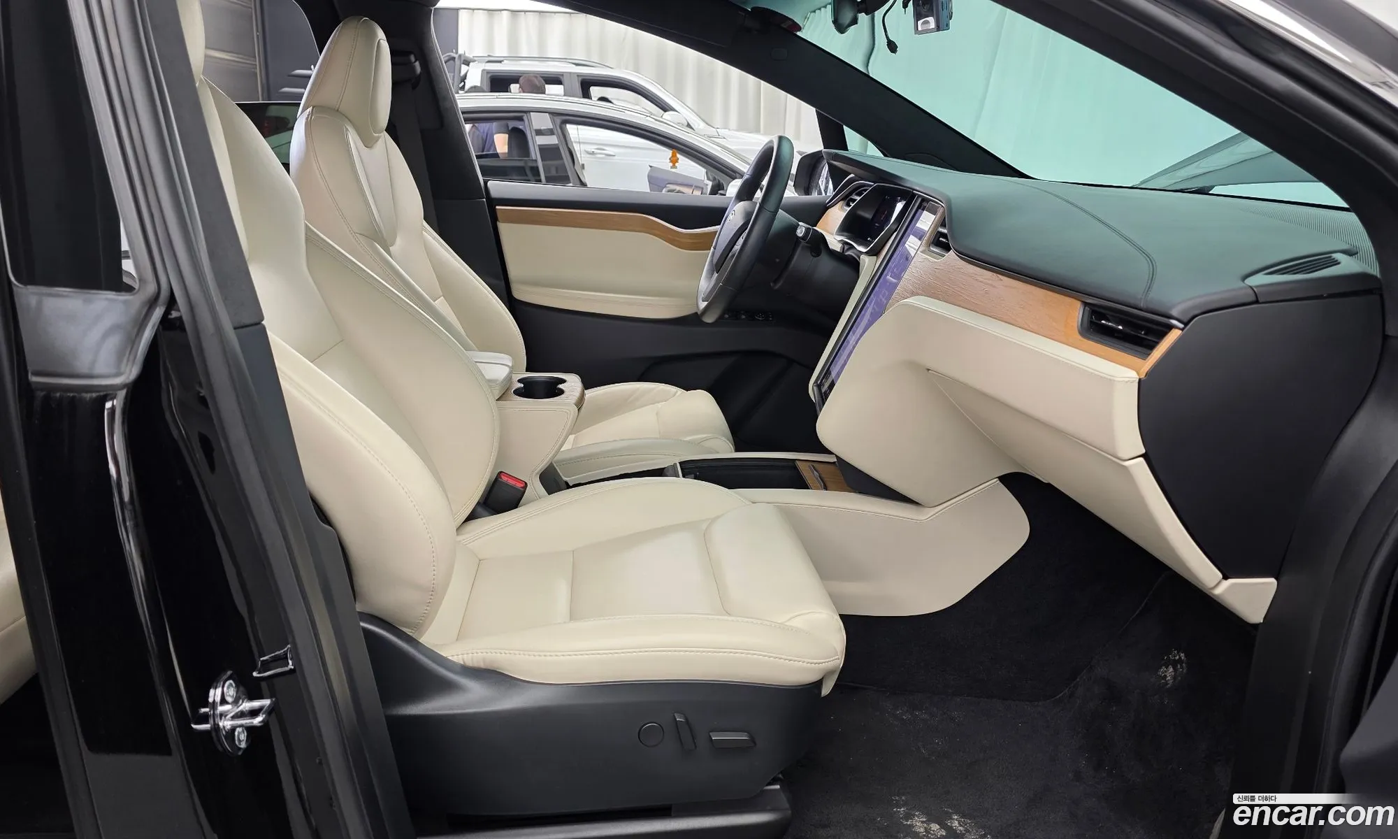 Tesla Model X 2020 — 25