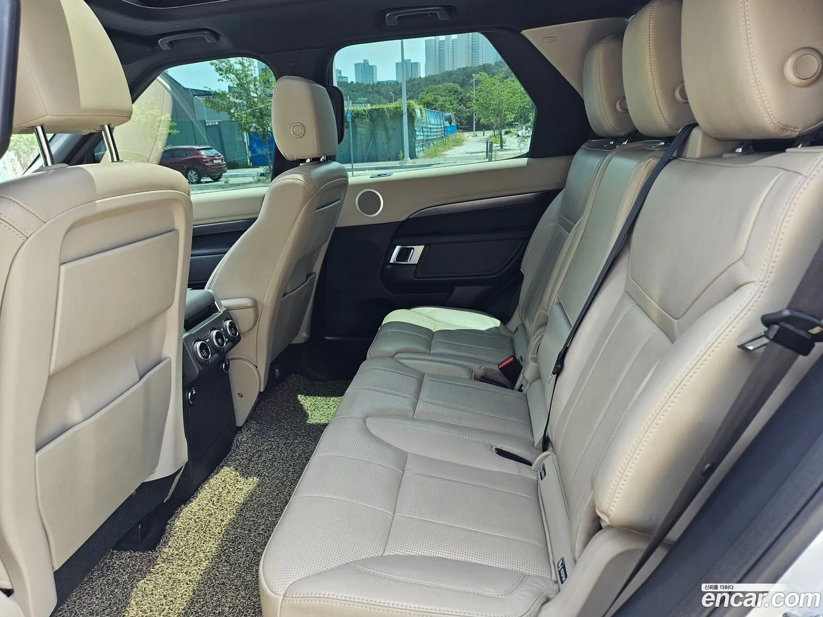 Land Rover Discovery 5 2017 — 10