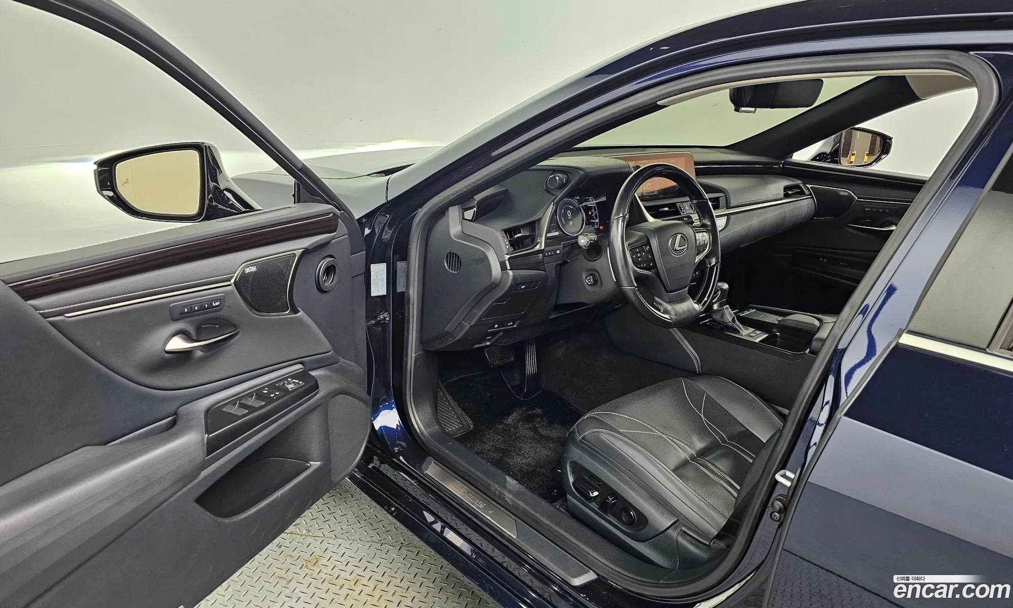 Lexus ES300h 7th Gen 2019 — 34