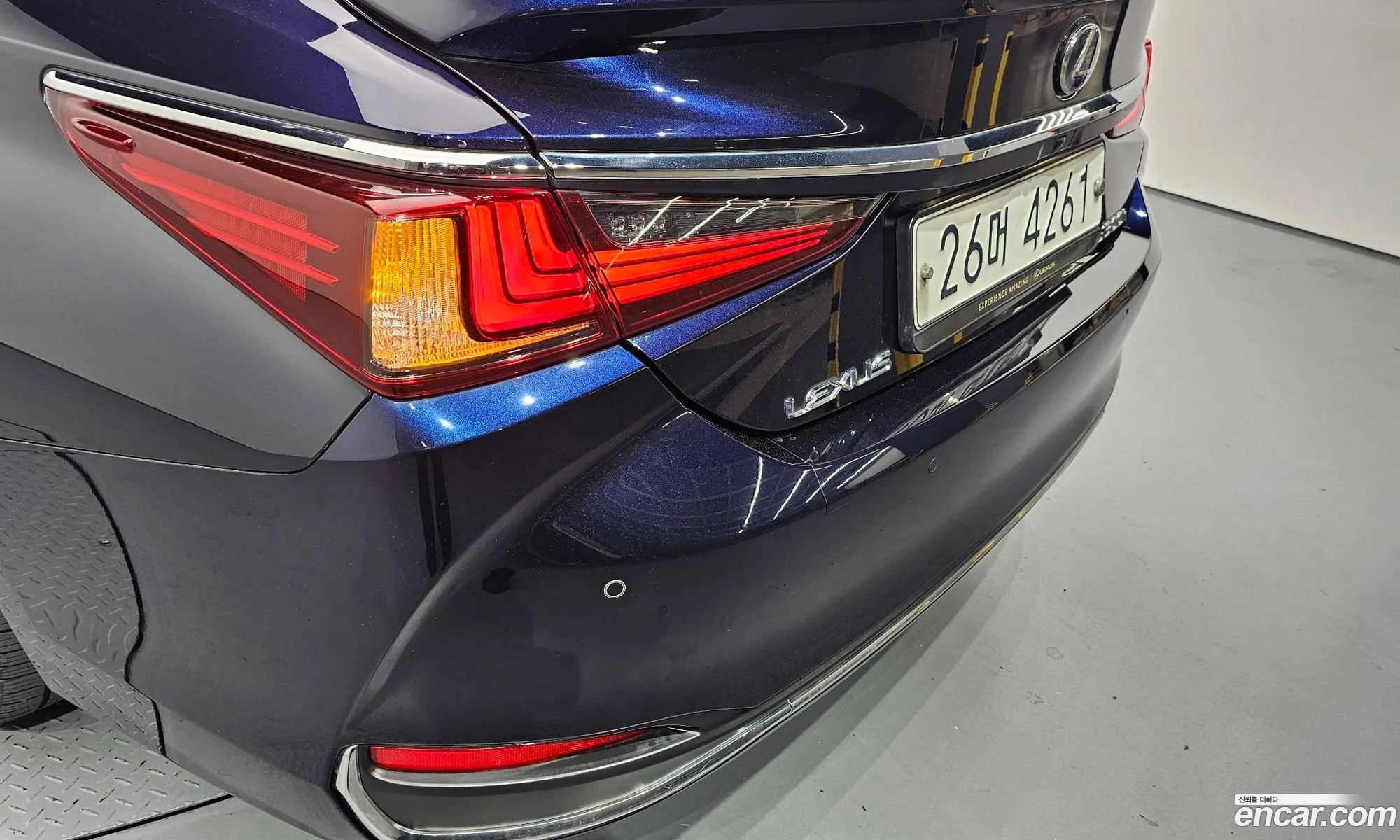 Lexus ES300h 7th Gen 2019 — 24