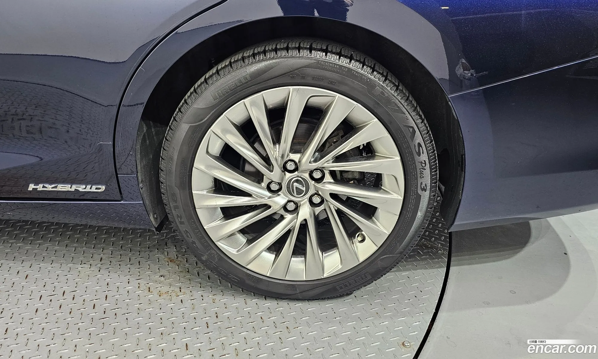 Lexus ES300h 7th Gen 2019 — 4