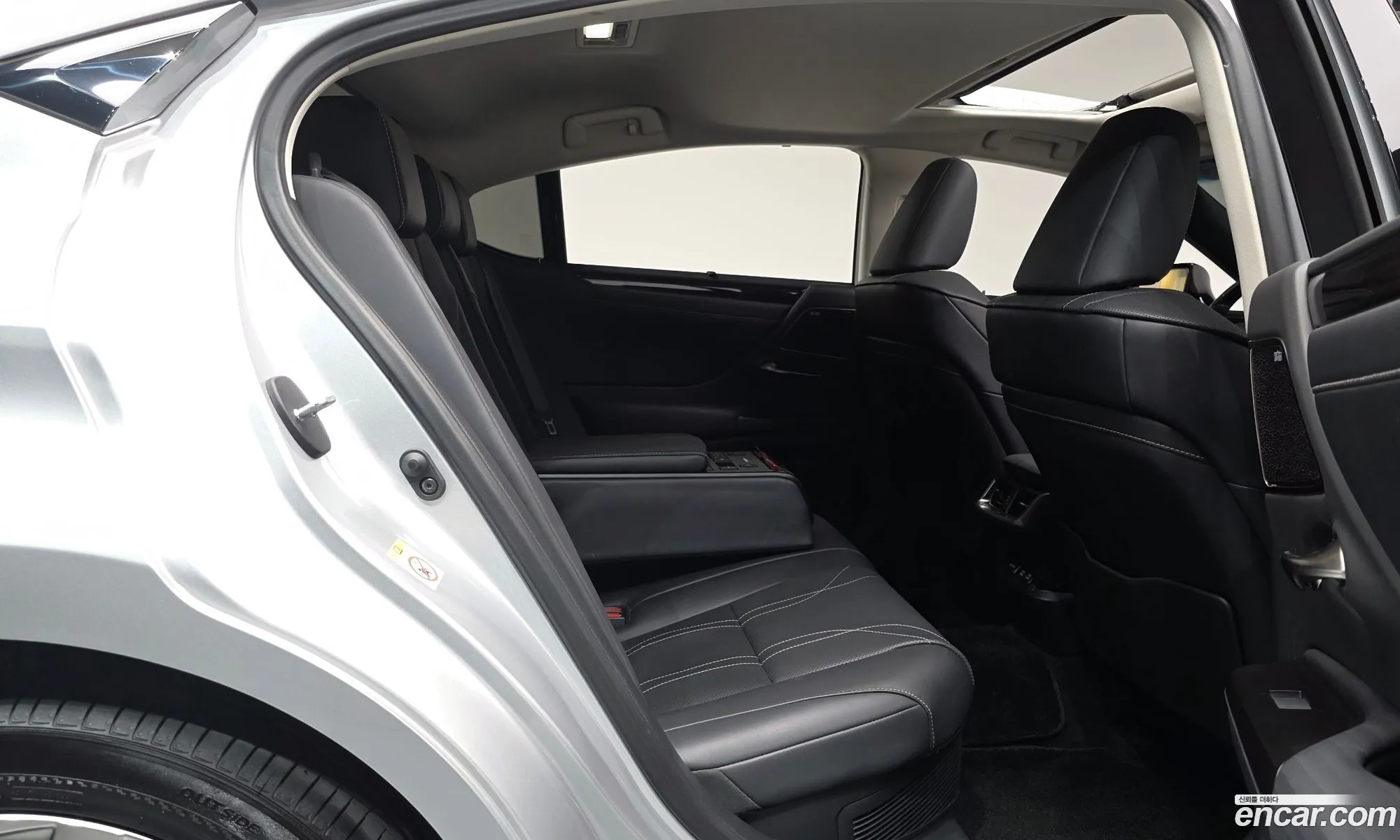 Lexus ES300h 7th Gen 2019 — 24
