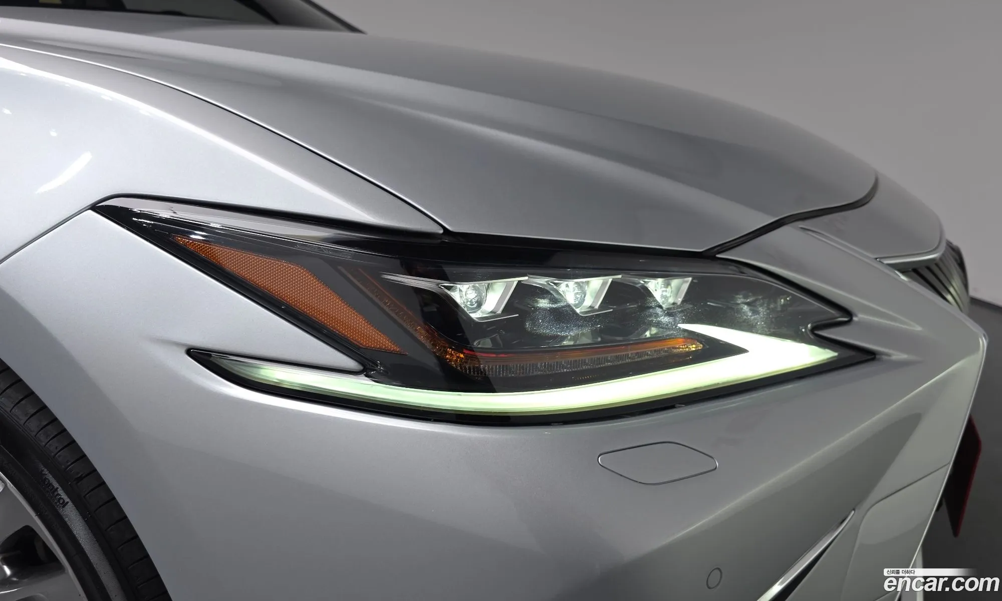 Lexus ES300h 7th Gen 2019 — 36