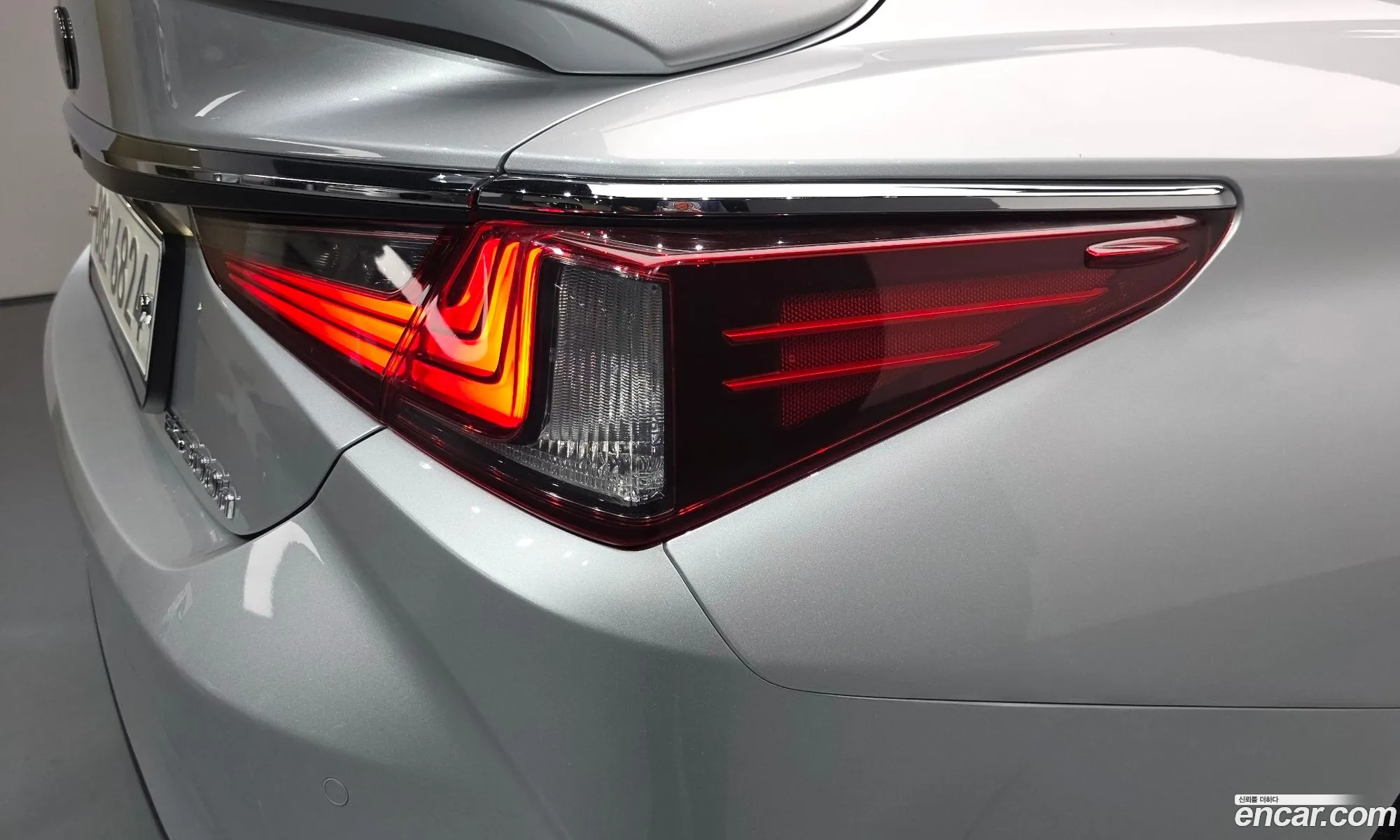 Lexus ES300h 7th Gen 2019 — 3