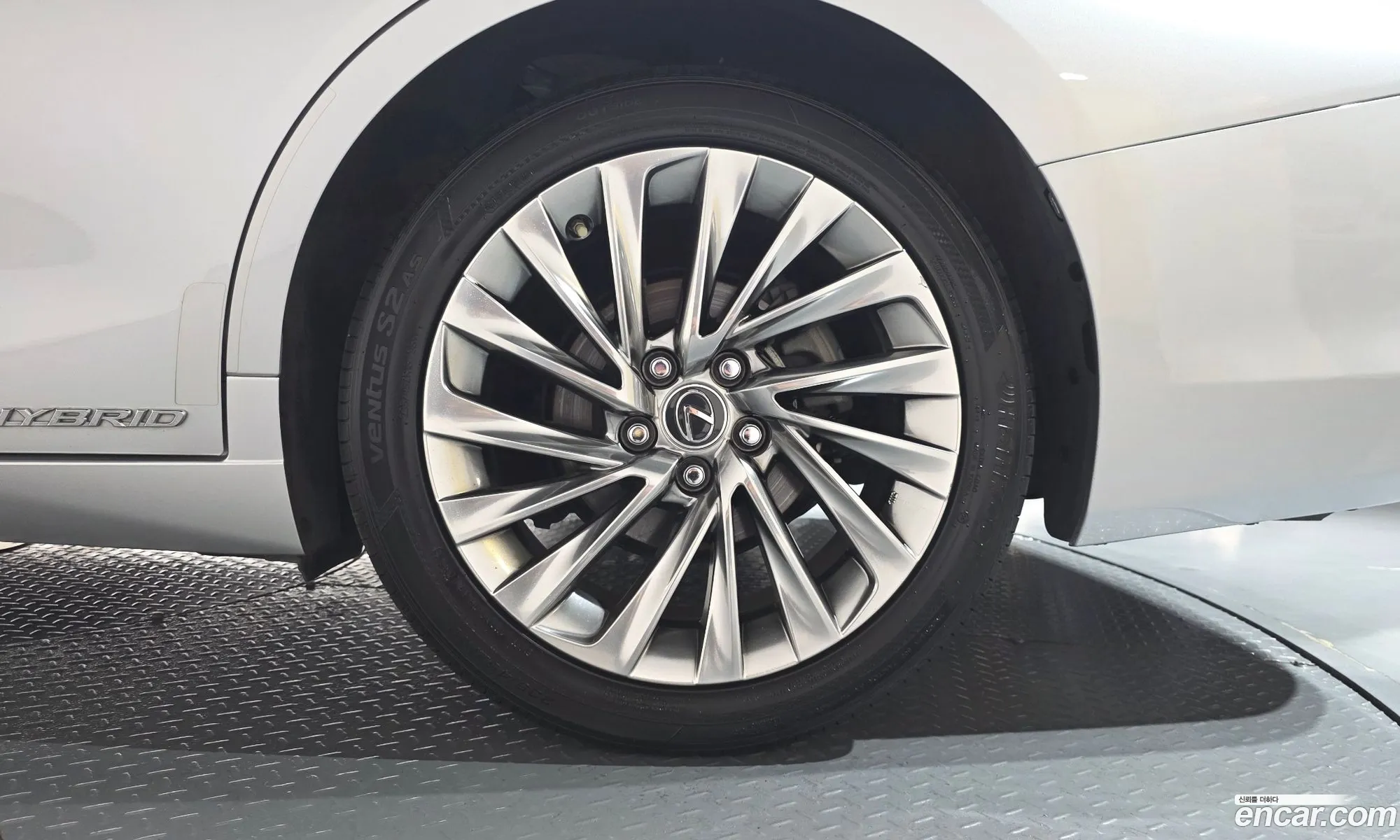 Lexus ES300h 7th Gen 2019 — 34