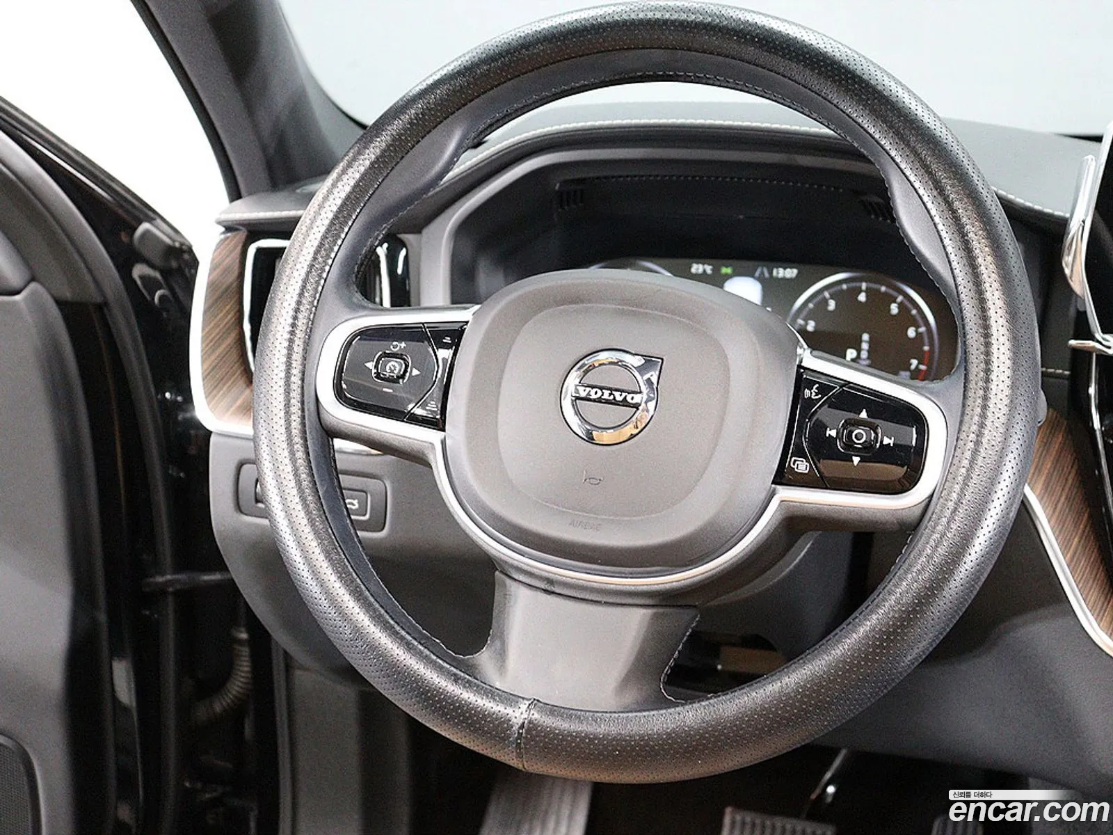 Volvo XC60 2021 — 2