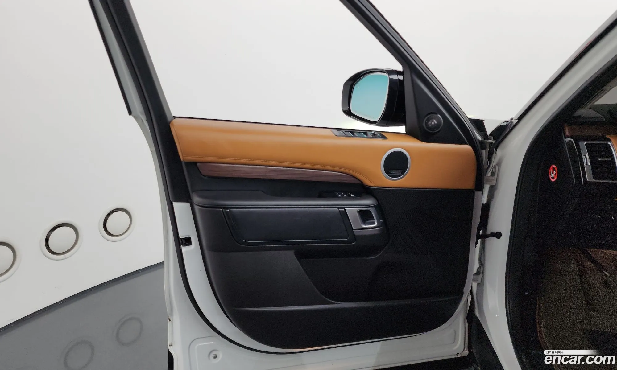 Land Rover Discovery 5 2018 SALRA2BK3JA062026 — 23