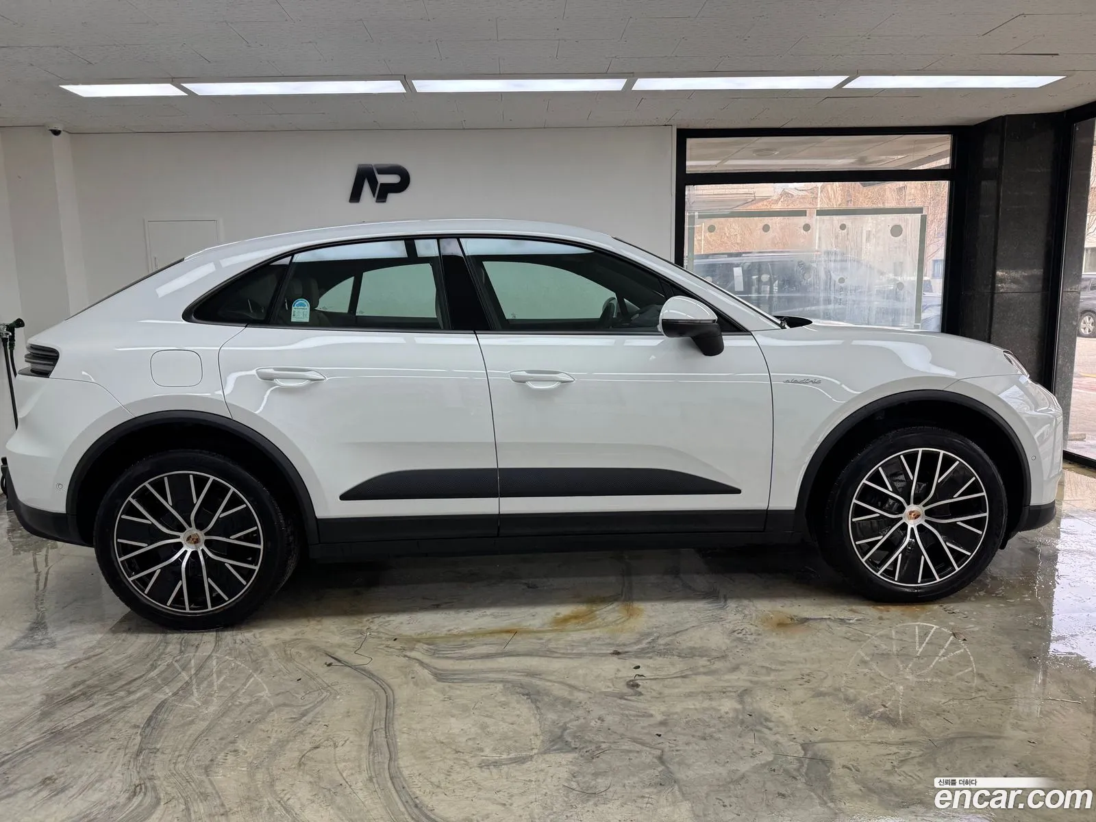 Porsche Macan EV 2025 — 4