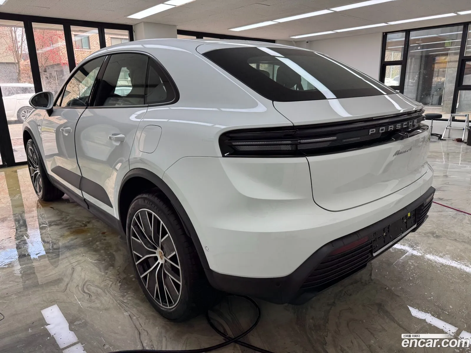 Porsche Macan EV 2025 — 12