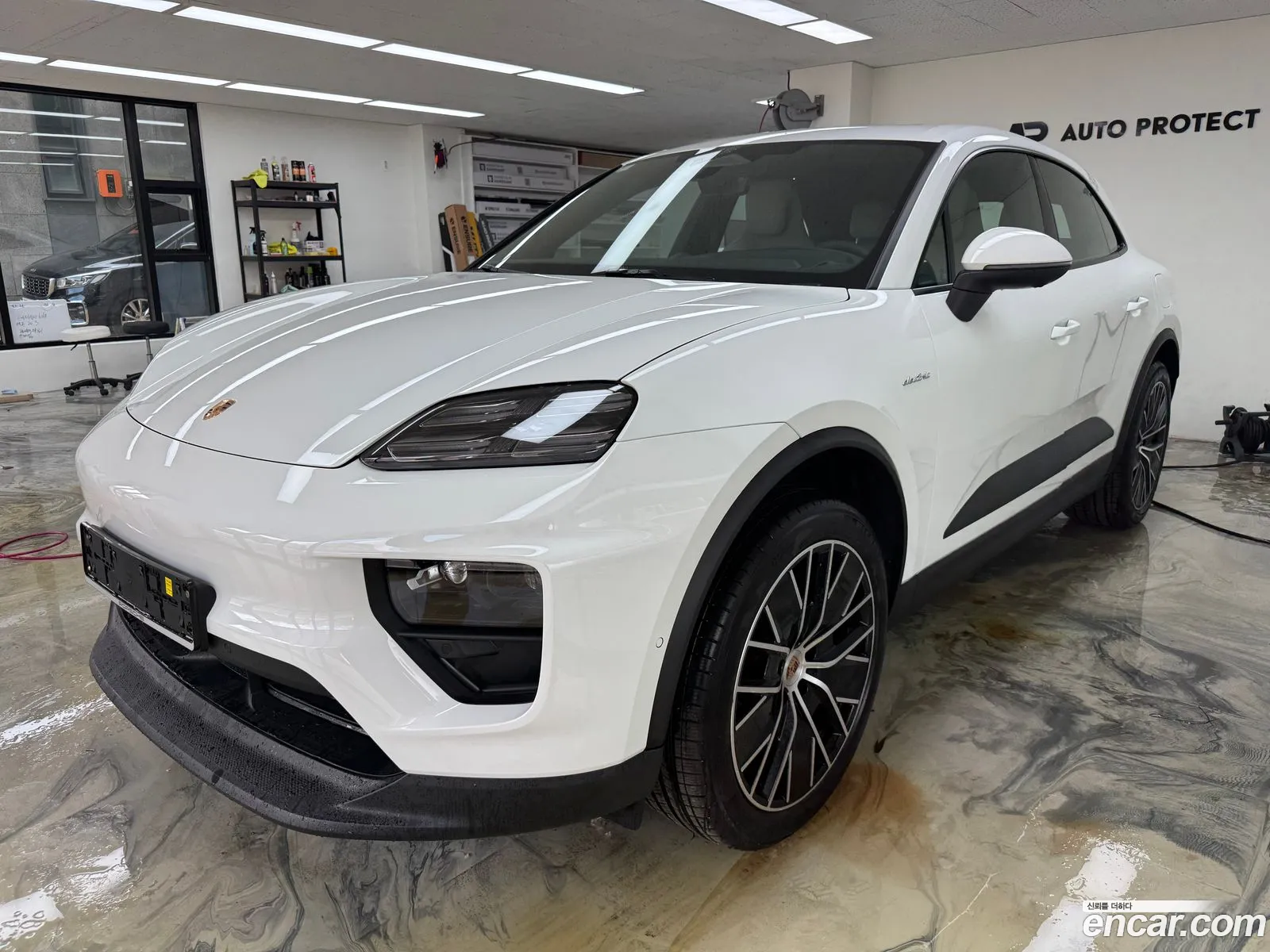 Porsche Macan EV