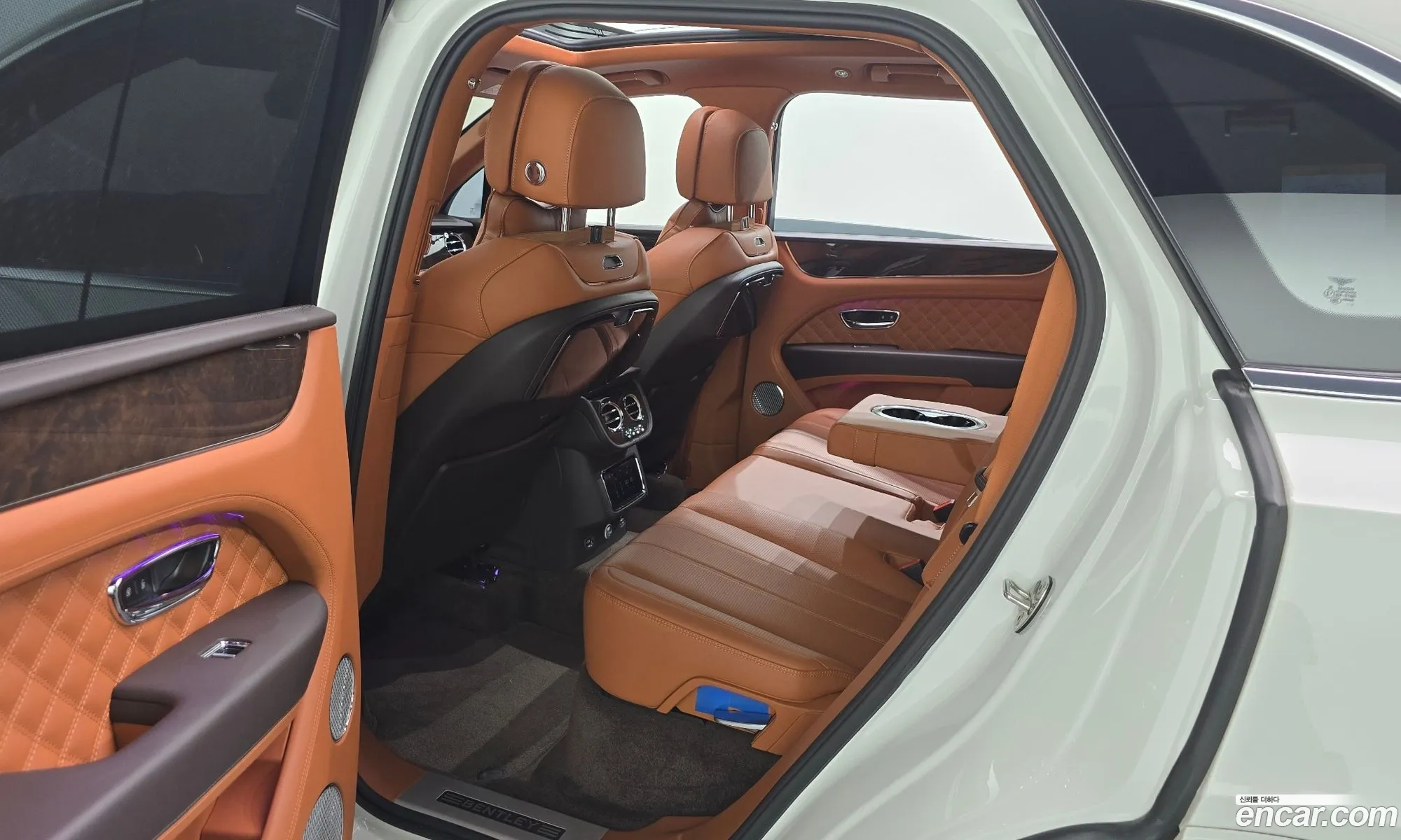 Bentley Bentayga 2022 SJAAM14V2NC015420 — 8