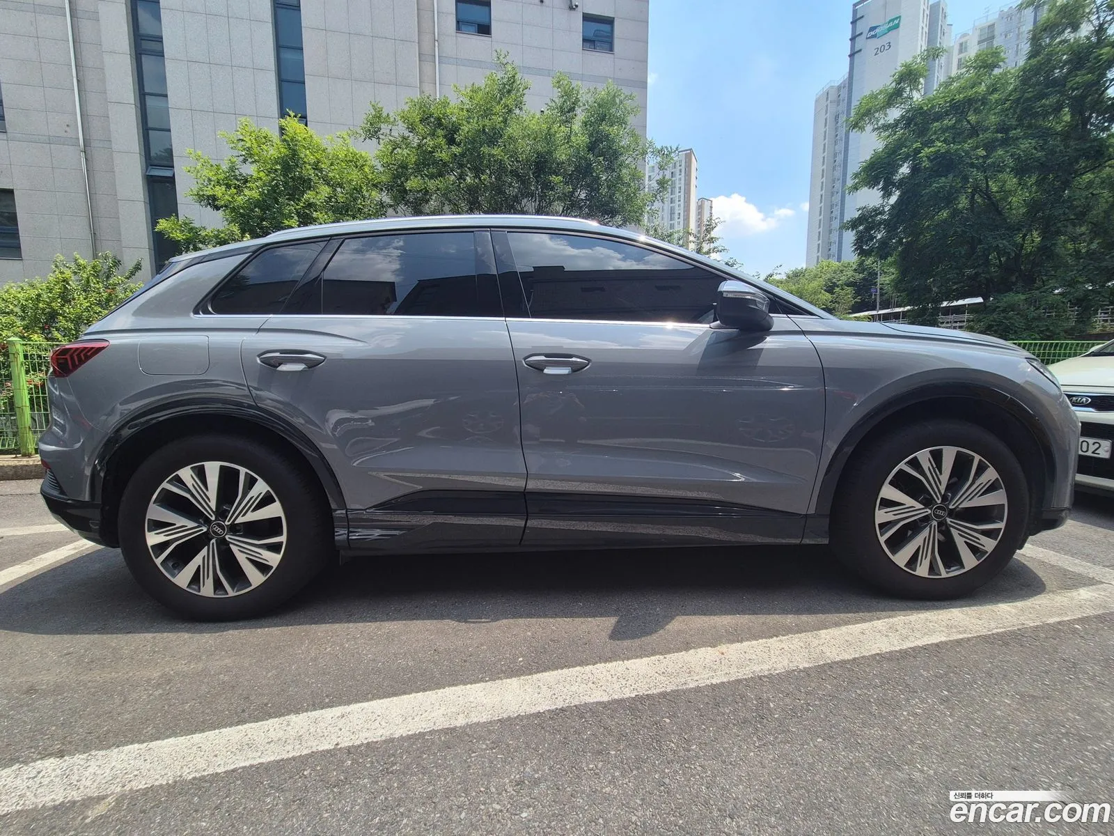 Audi Q4 e-tron 2025 — 3